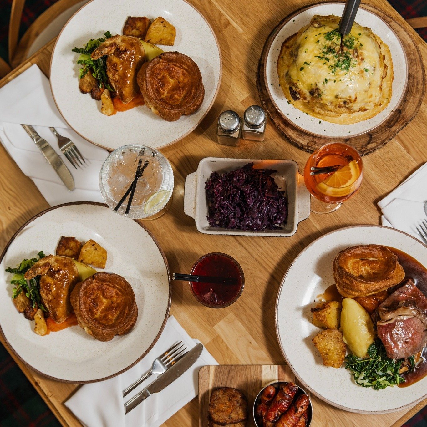 🍽️✨ Sunday Lunch &amp; Stay &ndash; &pound;165 ✨🍽️

Get every last drop from your weekend with our perfect Sunday escape for two.

Enjoy a 2-course Sunday lunch, a luxury overnight stay, late checkout at 12 noon, and wake up to a delicious English 