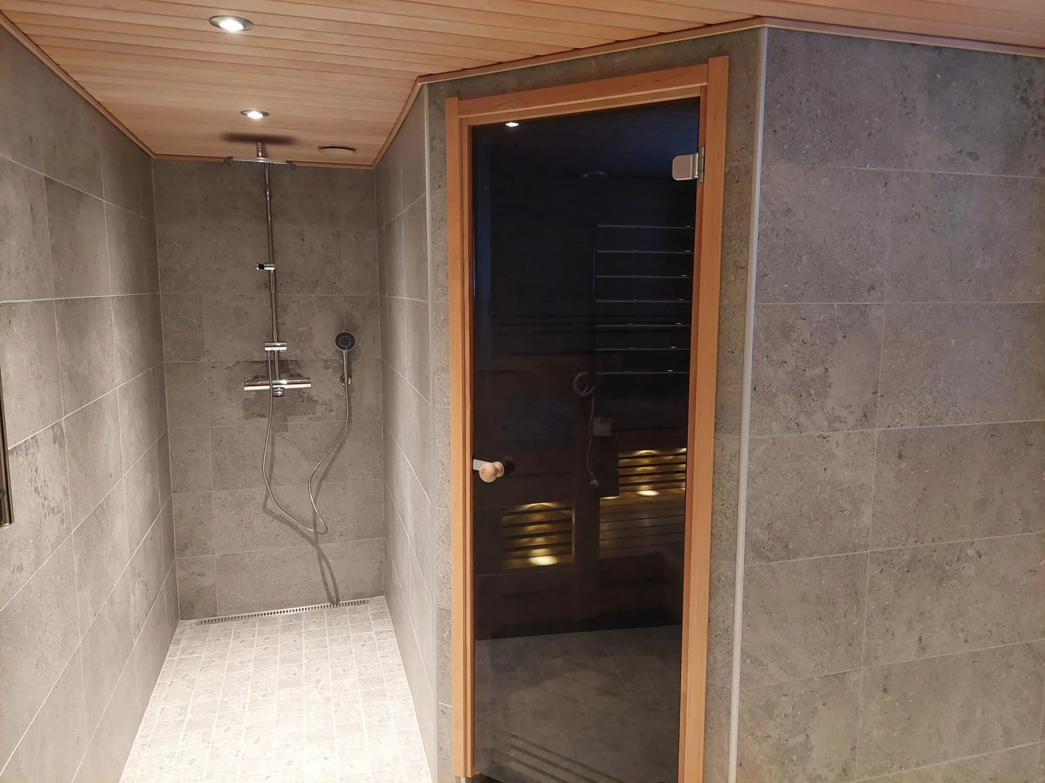 Moderni kylpyhuoneremontti ja sauna Kuusamon ja Rukan alueella.