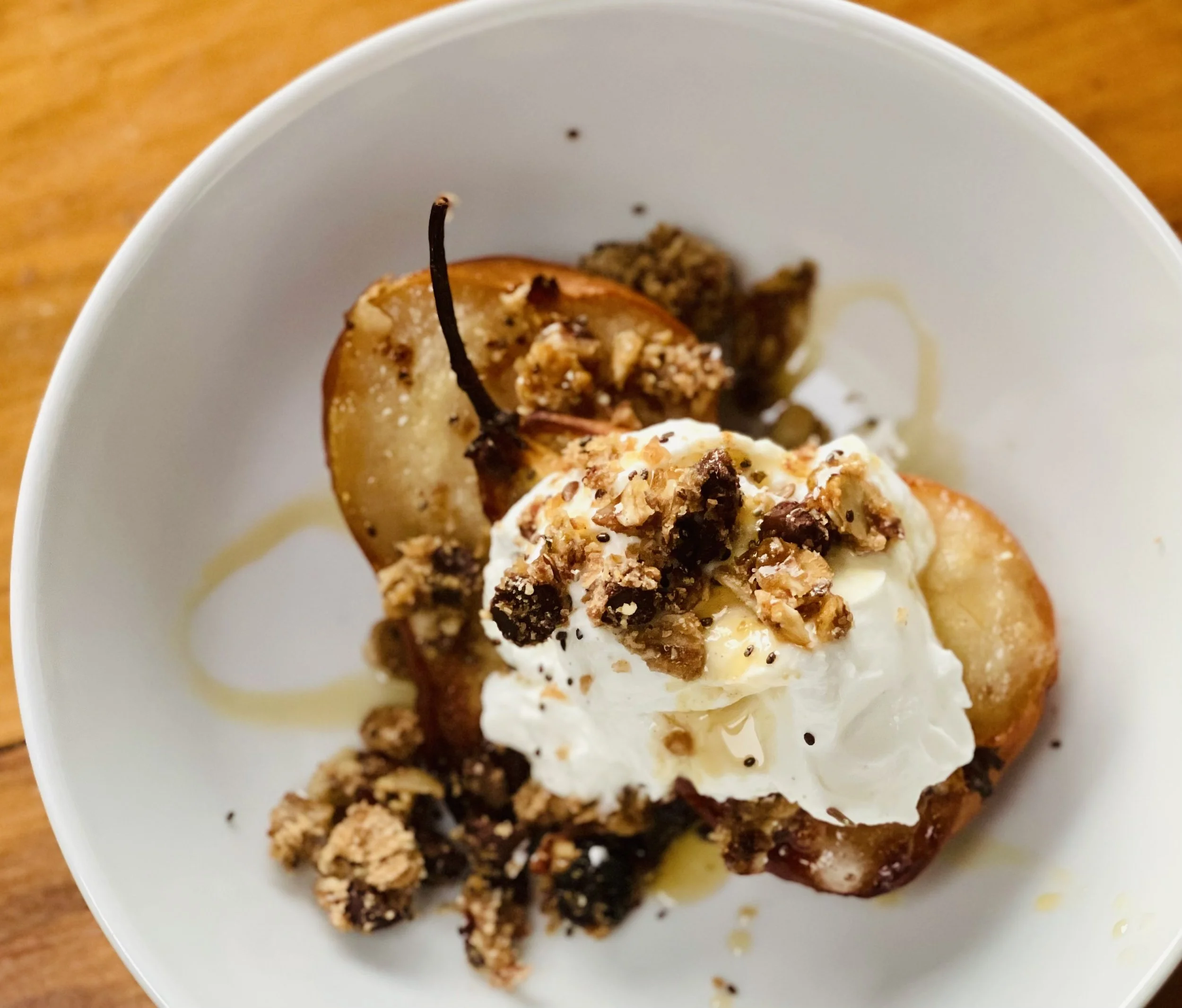 🍐 Air Fryer Maple-Cinnamon Pears with Vanilla Yogurt & Homemade Oat Crumble