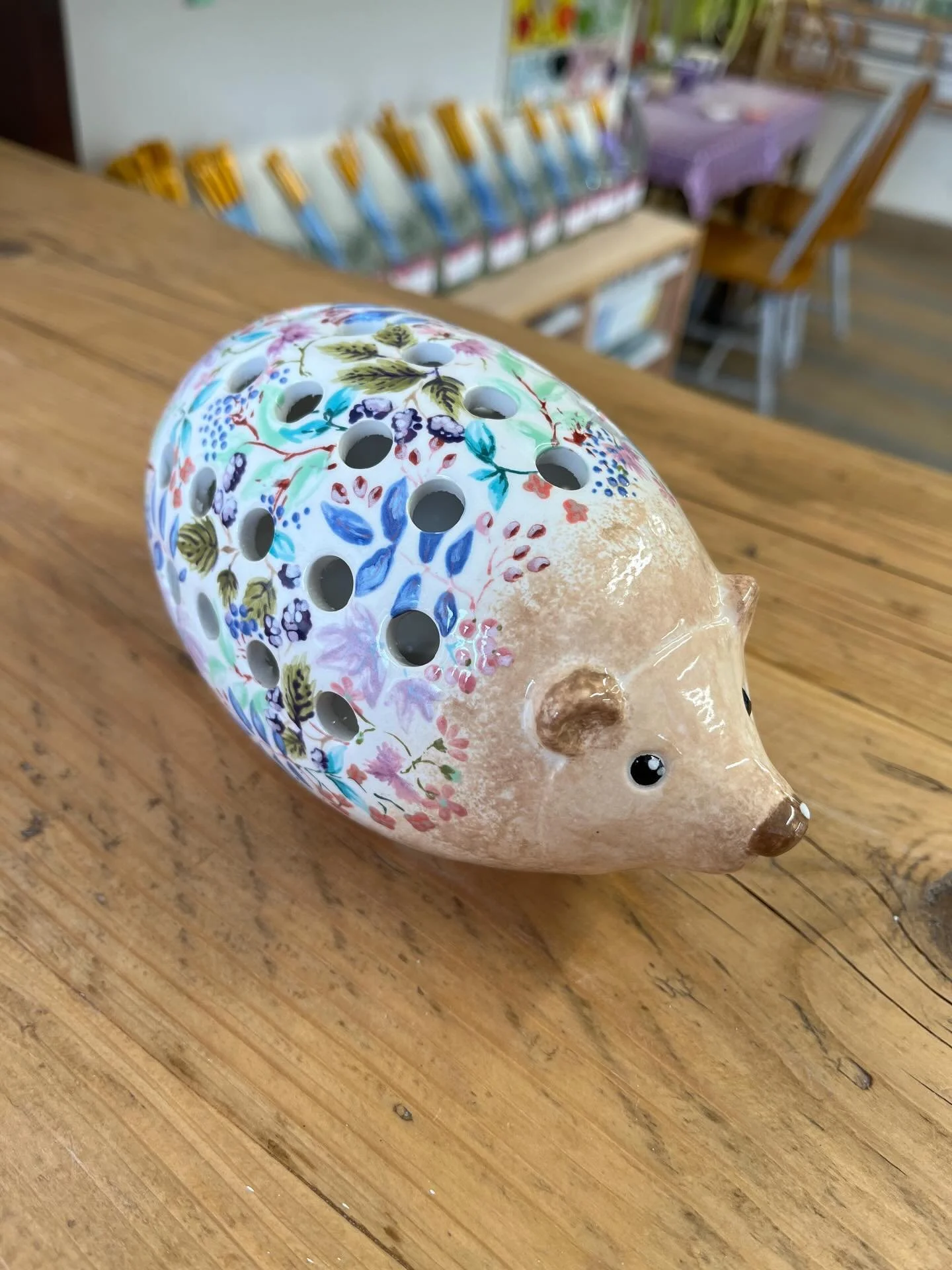 Having a pottery studio unfortunately doesn&rsquo;t mean that we get to paint our own pottery all the time😭 BUT
@louisemaddryn took some paint and a pot on holiday and created THIS GUY🦔

Isn&rsquo;t he beautiful?😍

Inspired by British hedgerows, n