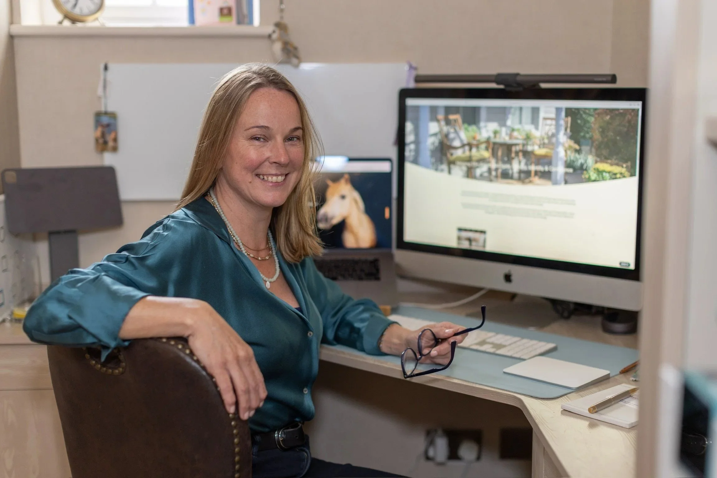 Jo-Anne sat at her desk ready to work with psychotherapy clients utilising IFS and / or Brainspotting
