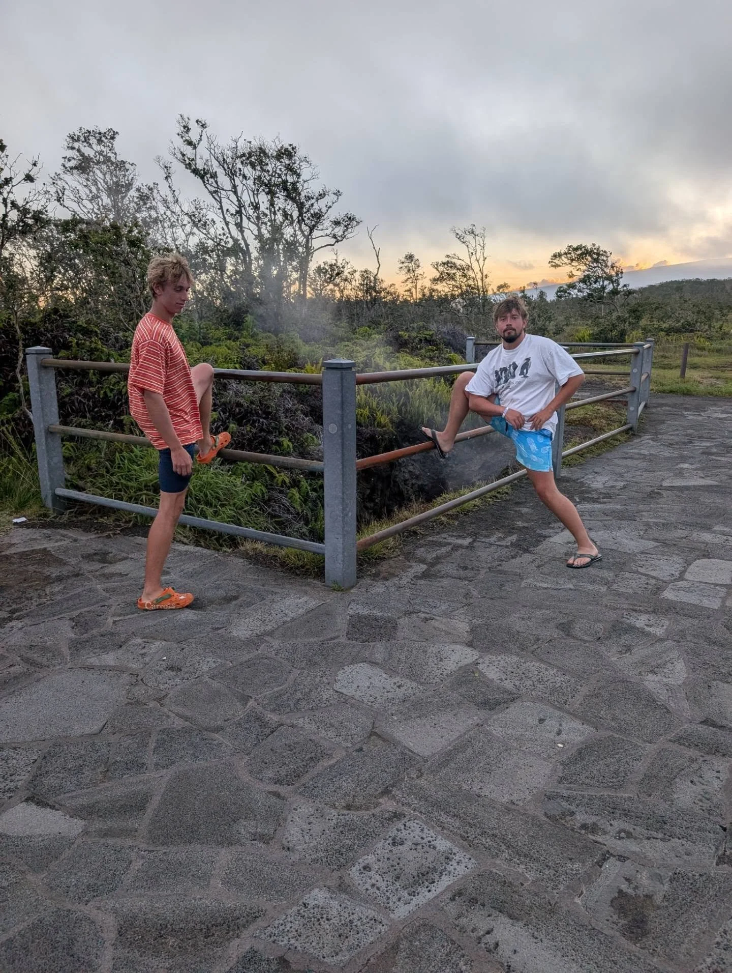 Okay, this could have been a big disaster🫣 but instead I'll just call it a small one😅 

I was dead set on going to #volcanonationalpark yesterday so our last day could just be rest and beach time. So after a morning surf session, we headed the 2 ho