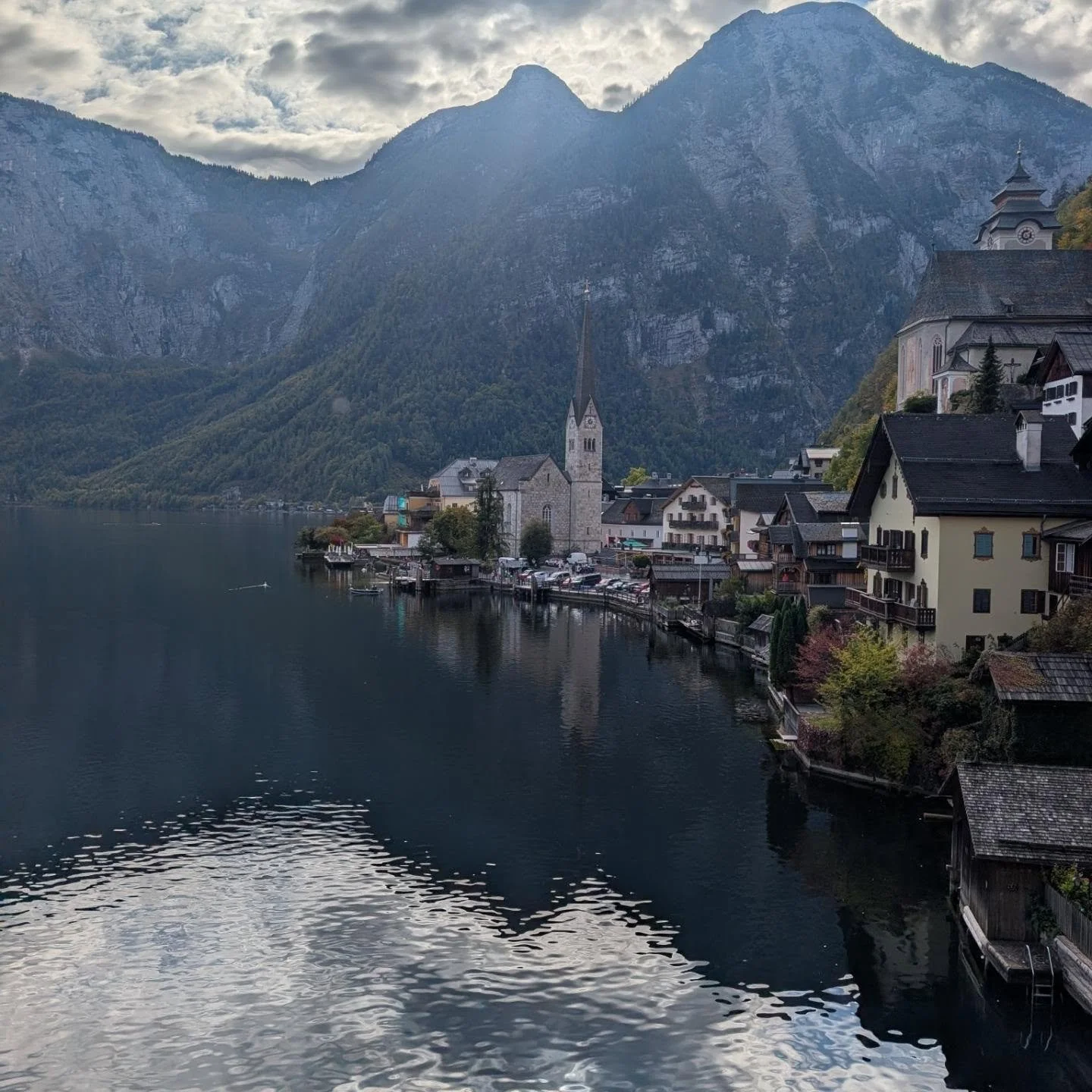 Kam and I kept our travel tradition of spending the last day solo to refkect. So if course, I found me some mountain lakes!! Two strangers even let me give them a ride in a boat😂😂

I learned so much about Austria today and can't wait to share some 