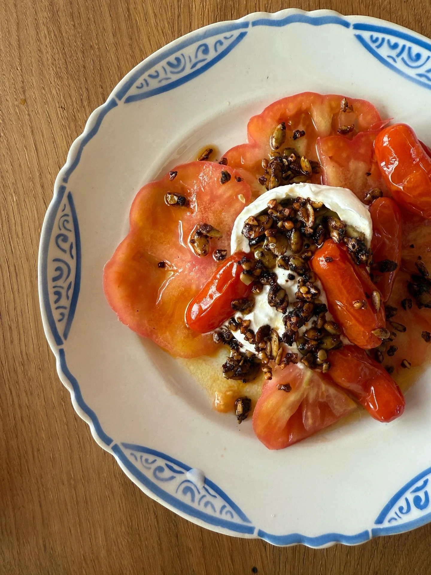 This summer at PLEK: creamy burrata, heirloom tomatoes, miso granola, a drizzle of olive oil, and a pinch of salt and pepper.
Simple. Seasonal. Full of flavour. 🌞🍅
Served every day for lunch, in the heart of the forest.