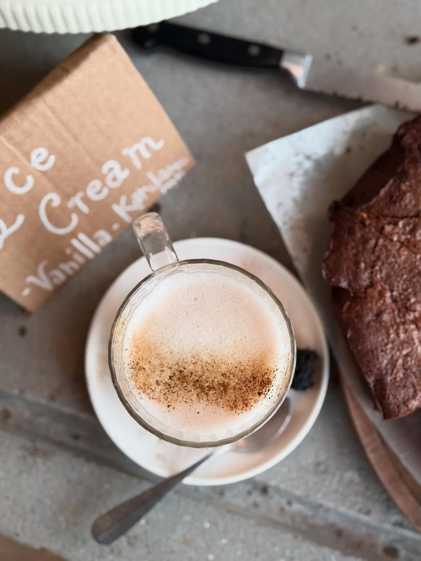 RESTO 
The perfect spot to enjoy a comforting latte with one of our homemade treats&hellip; all organic, all delicious, right in the heart of the forest 🌿
Have you tried our best-seller yet? The BLACK SESAM CAKE topped with a rich dark chocolate gla