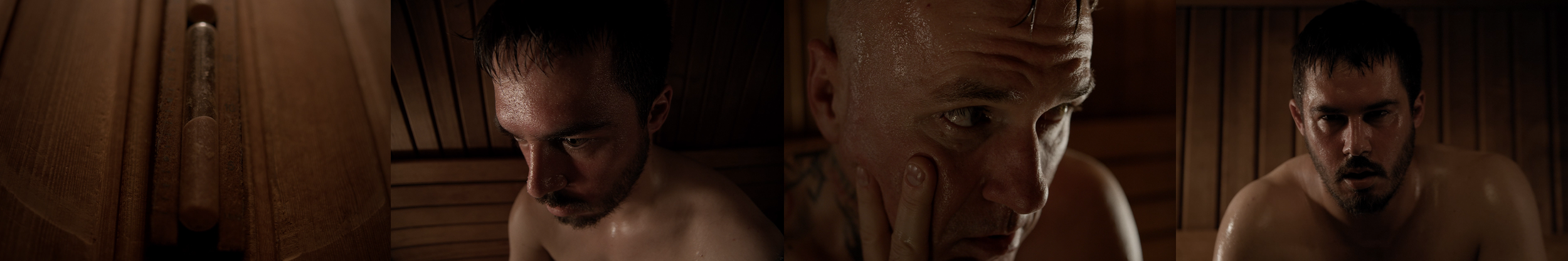 Drei Männer sitzen nackt in einer holzvertäfelten Sauna. Der mittlere Mann berührt sein Gesicht nachdenklich.