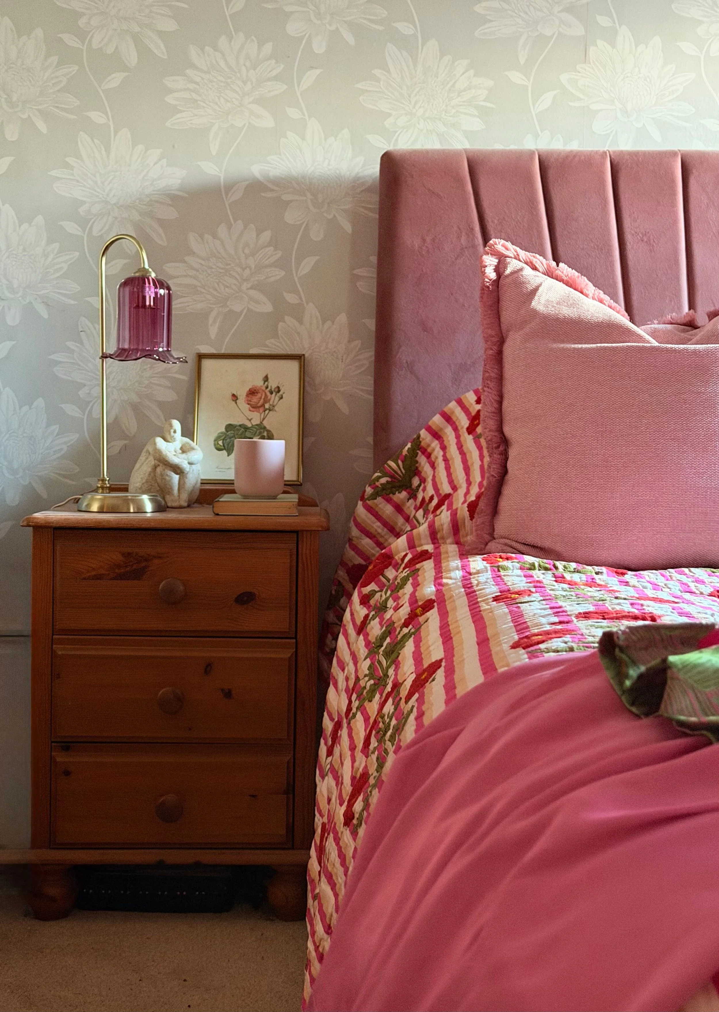 pink bedroom.jpg