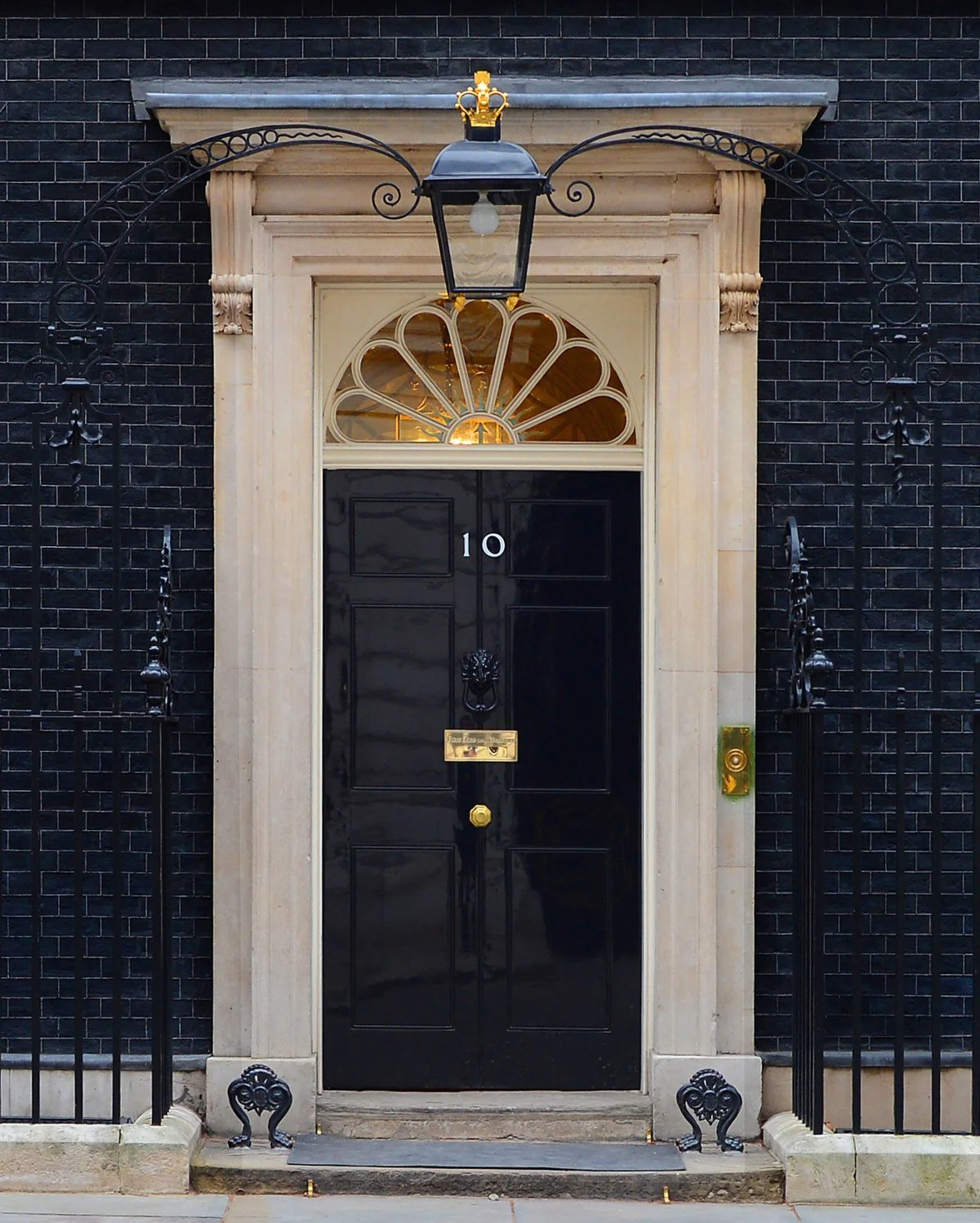 1200px-10_Downing_Street._MOD_45155532_(cropped).jpg