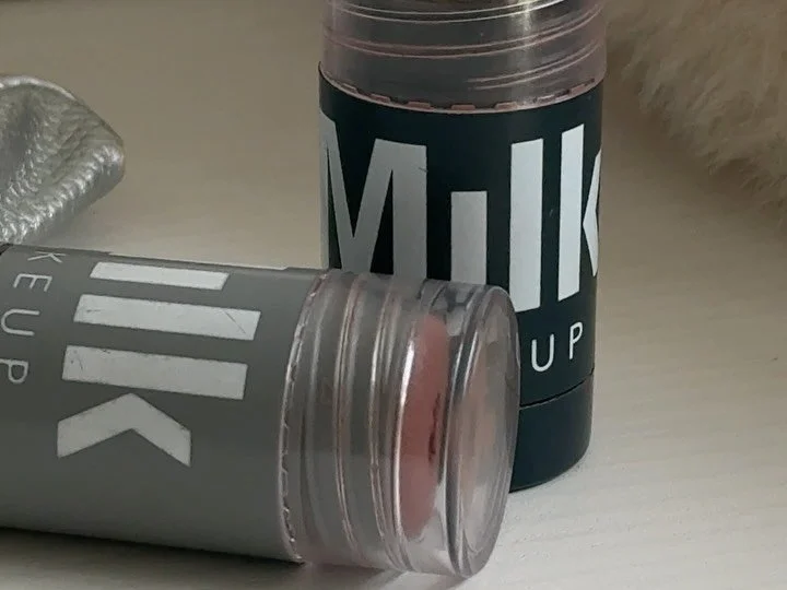 5 minutes &amp; out the door 🎧🥯👜👩🏻&zwj;💻💋

 @milkmakeup #milkmakeup