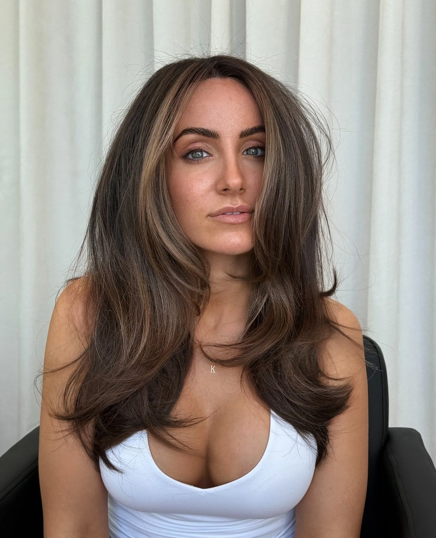 Brunettes require a different kind of attention than blondes 🧖🏻&zwj;♀️

Every piece of brightness is placed with purpose to enhance depth and movement without over lightening.

The more natural the end result, the more intention, and detail goes in