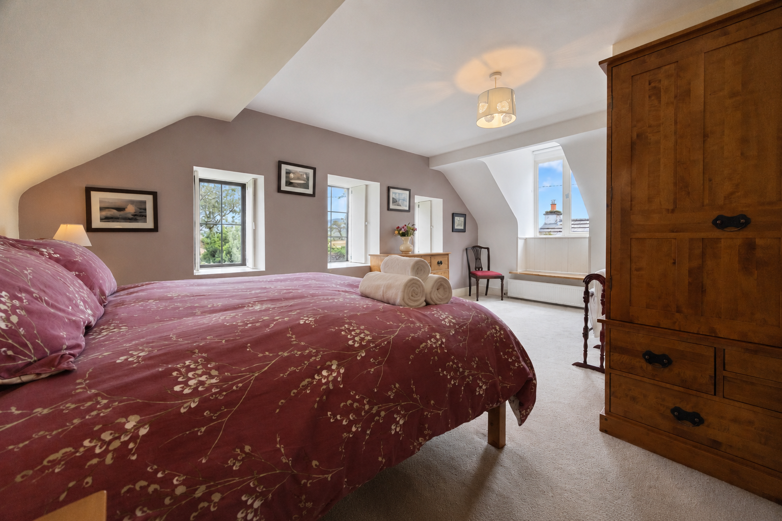 BAY —TUCKED BENEATH THE EAVES

Spacious, peaceful and full of farmhouse character, with windows bringing in plenty of light and views across the surrounding countryside.

Super king bed · First floor · En-suite shower room