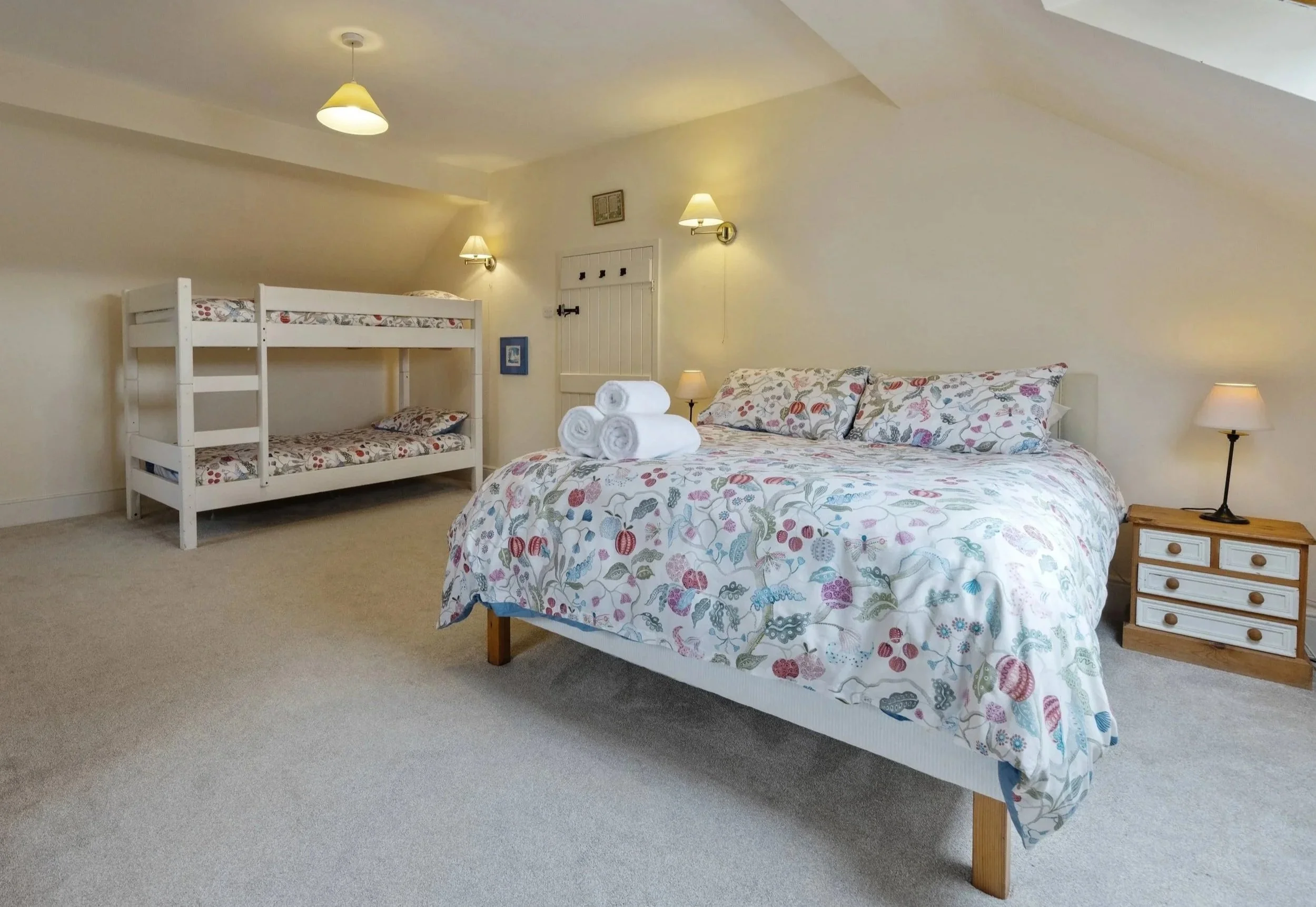 FLAGGY —ROOM FOR THE GANG

A relaxed family room with plenty of space for everyone to settle in after a day exploring, swimming or simply being outdoors.

Double bed + bunk beds · First floor · Shared bathroom
