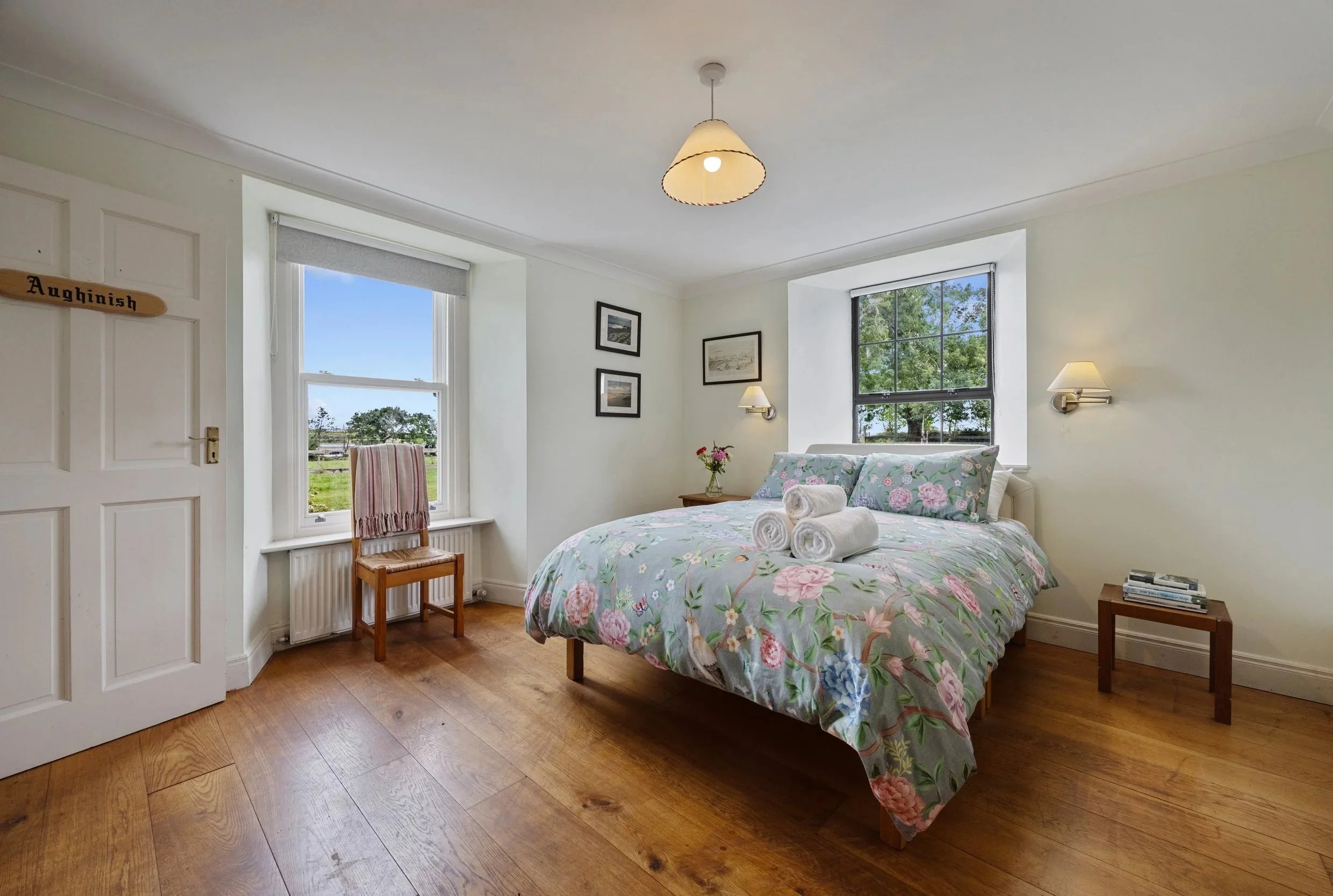 AUGHNISH - WAKE UP TO THE VIEW 
Bright, peaceful and full of natural light, with lovely views across the gardens and towards the water.

King bed · Ground floor · En-suite bathroom