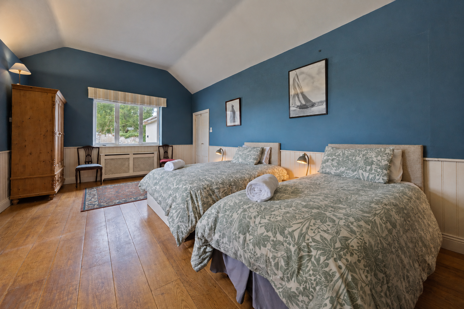 THE STUDIO — A  LITTLE PLACE OF YOUR OWN

Slightly apart from the other bedrooms and with direct access to the Garden Room, the Studio offers a little extra independence and privacy.

Double + single bed · Ground floor · Adjacent shower room