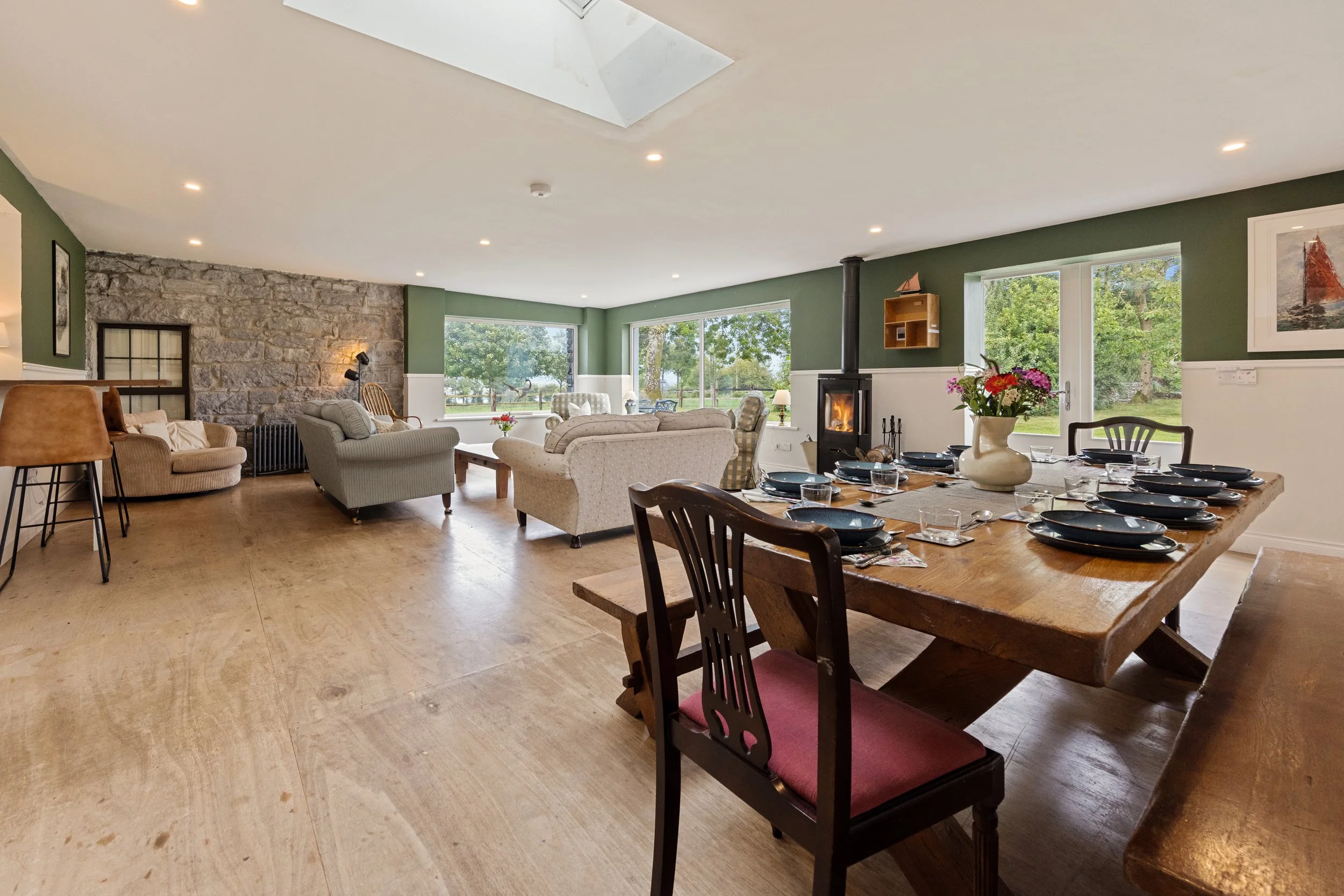 STAY A LITTLE LONGER
An open, sociable space where long lunches have a habit of turning into evenings.