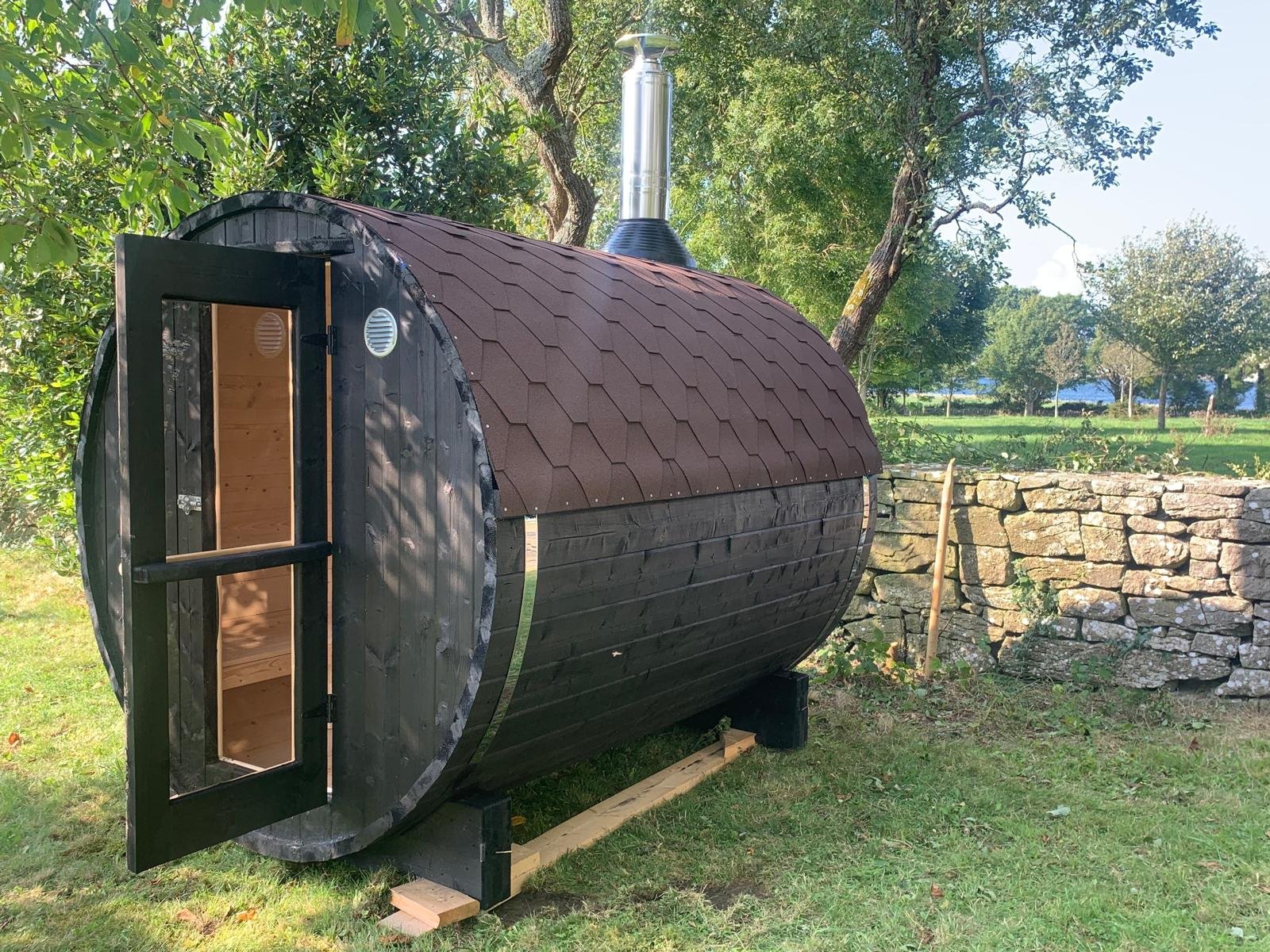 WARM UP, SLOW DOWN
Our wood-fired barrel sauna, tucked away among the trees in the orchard.