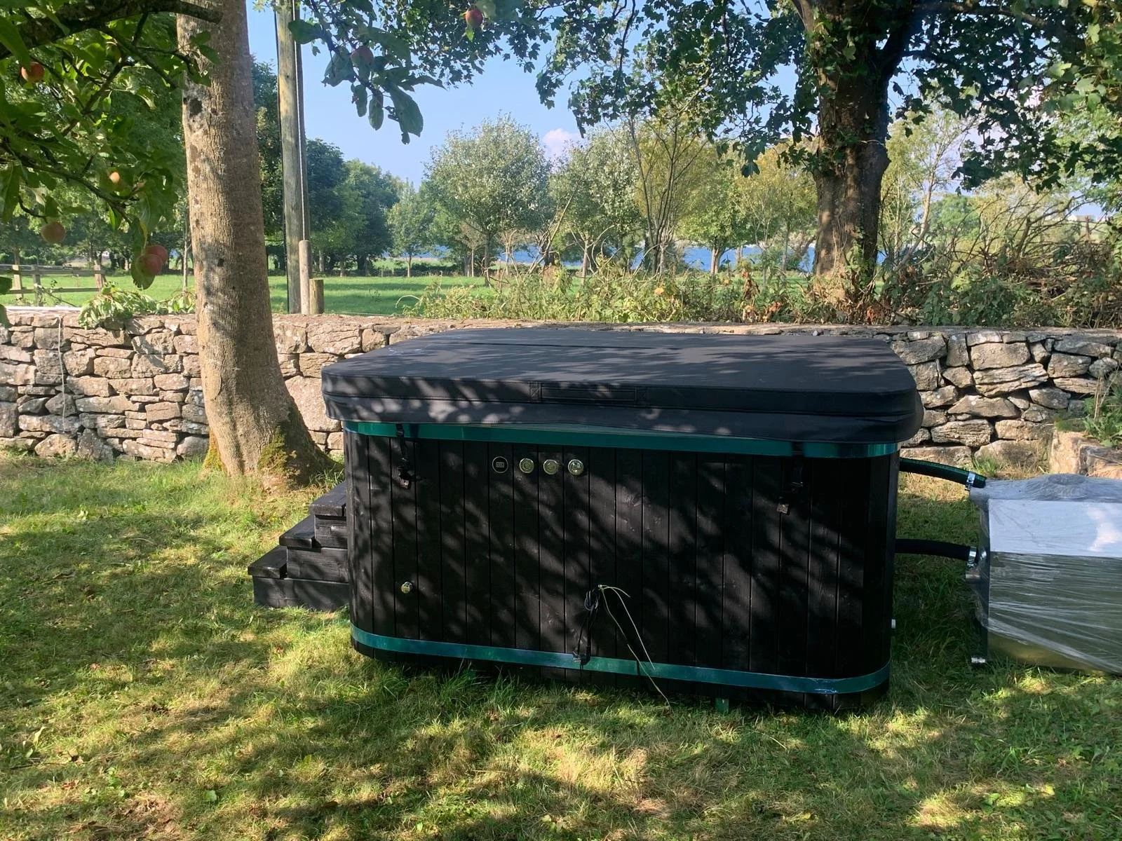 SOAK IT ALL IN
Fire up the hot tub and settle in, with the fields and Galway Bay beyond.