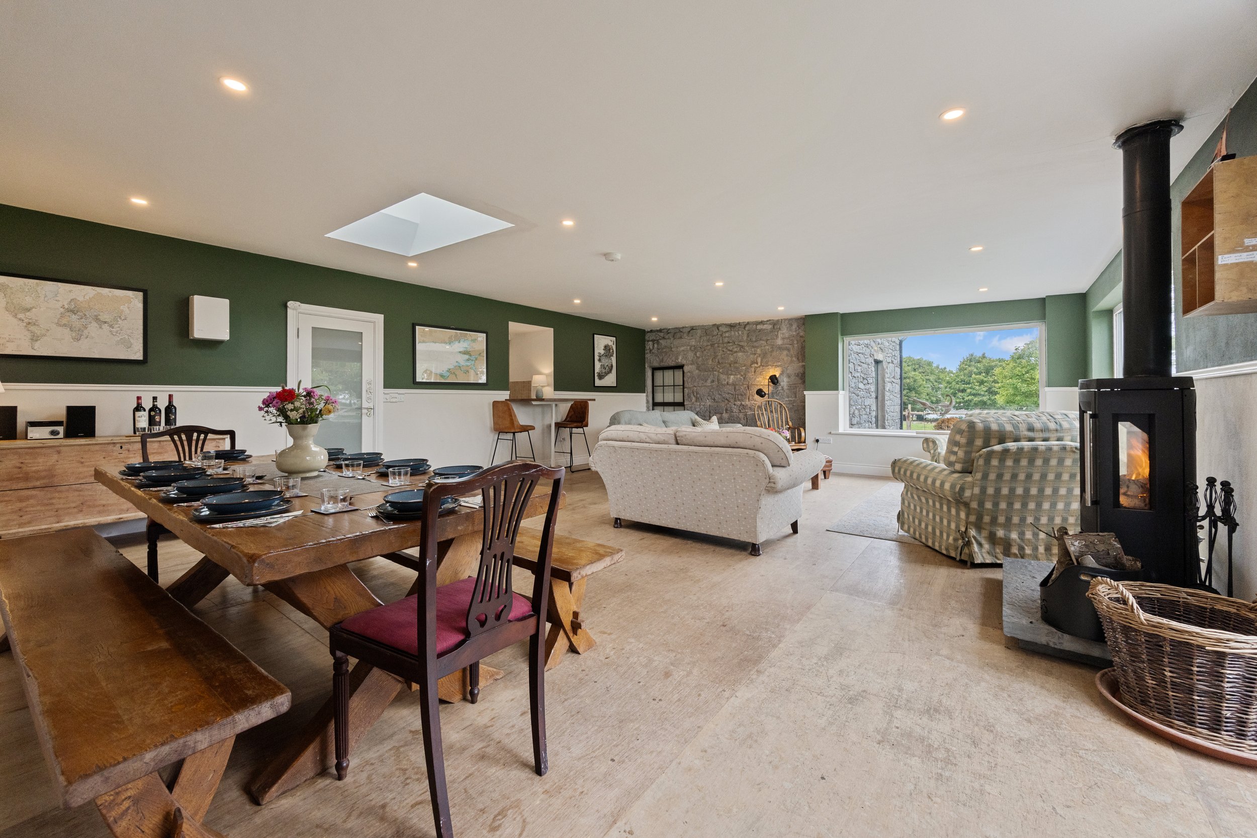 GATHER AROUND
The big farmhouse table, plenty of chairs and nowhere anyone needs to be in a hurry.