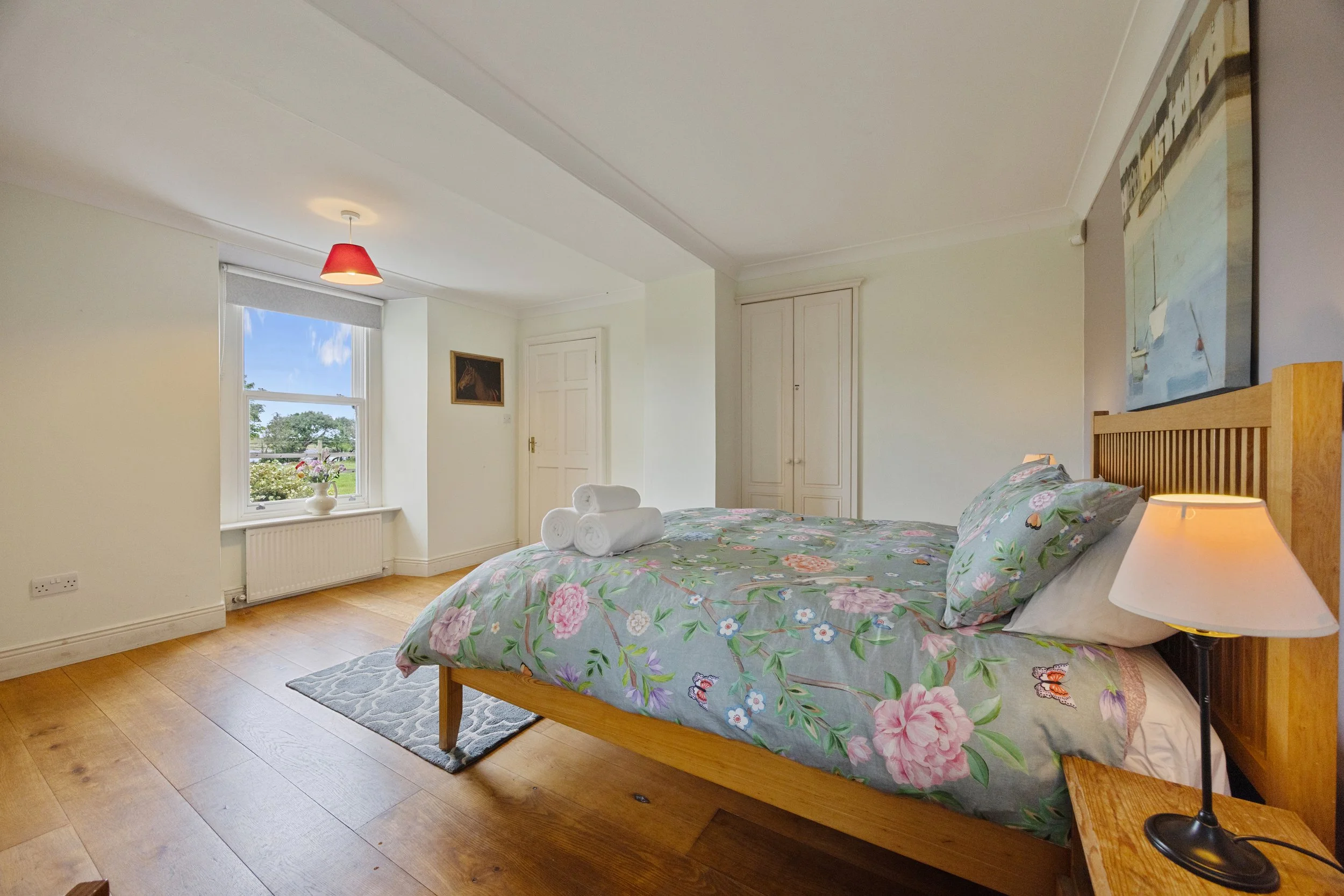 FINAVARRA — DOWNSTAIRS AND EASY

A generous, comfortable room tucked away on the ground floor — particularly handy for anyone who would rather avoid the stairs.

King bed · Ground floor · En-suite shower room