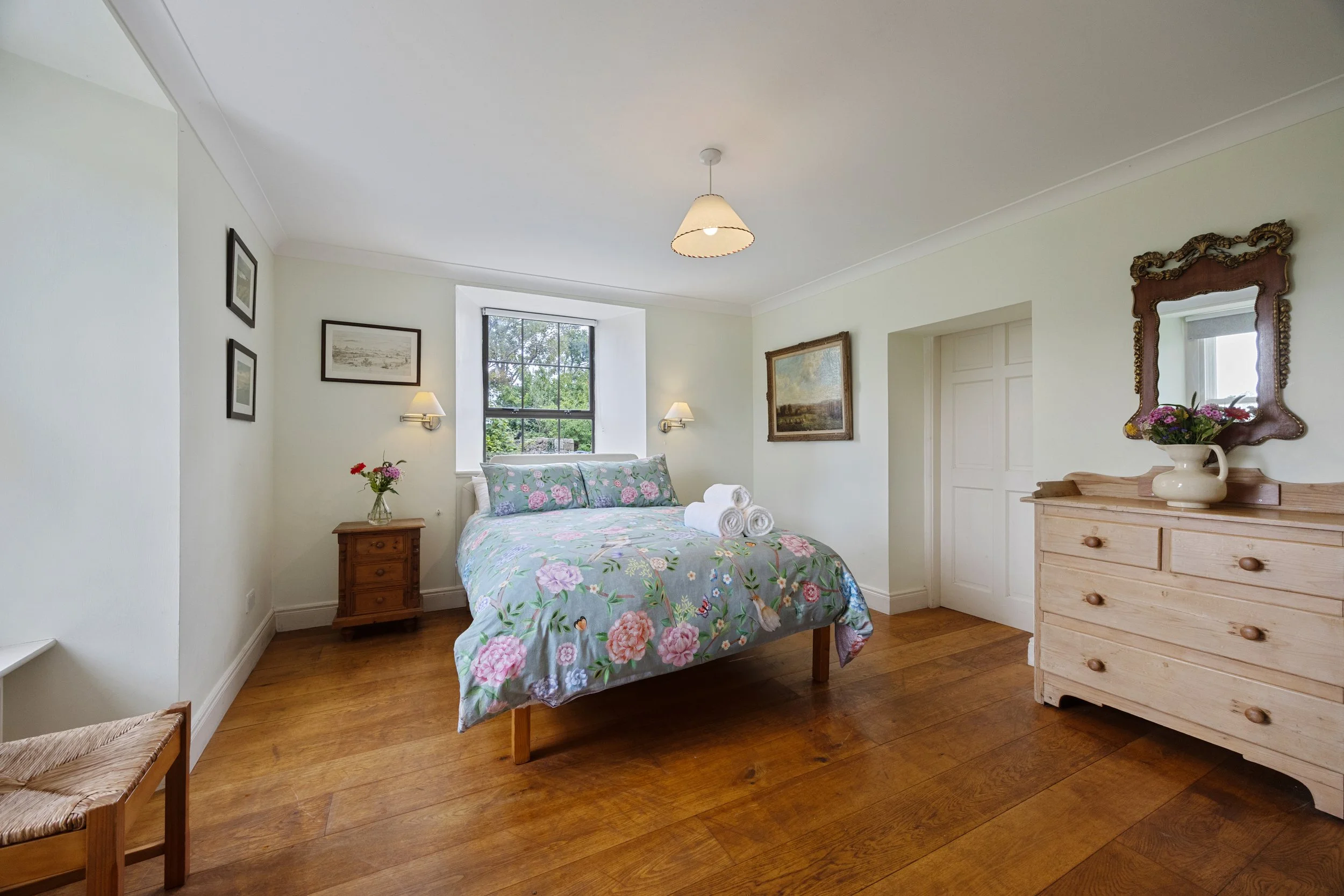 AUGHNISH - WAKE UP TO THE VIEW 
Bright, peaceful and full of natural light, with lovely views across the gardens and towards the water.

King bed · Ground floor · En-suite bathroom