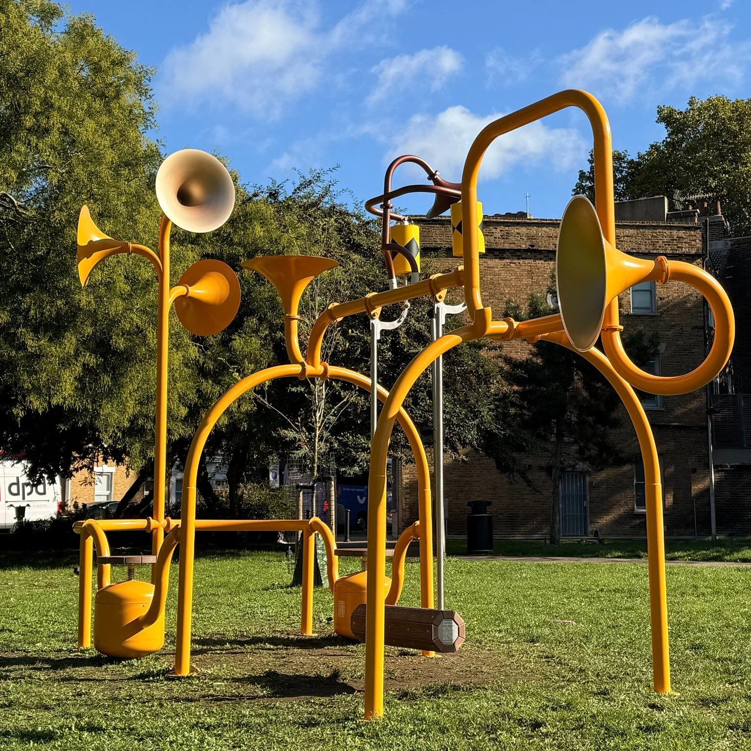 2025 London Design Festival featured Taiwanese artist @wangchungkun.tw with his latest work <Hornscape Playground>🛝
<Hornscape Playground> was installed at London's Mint Street Park, creating a vibrant communal space that invites audien