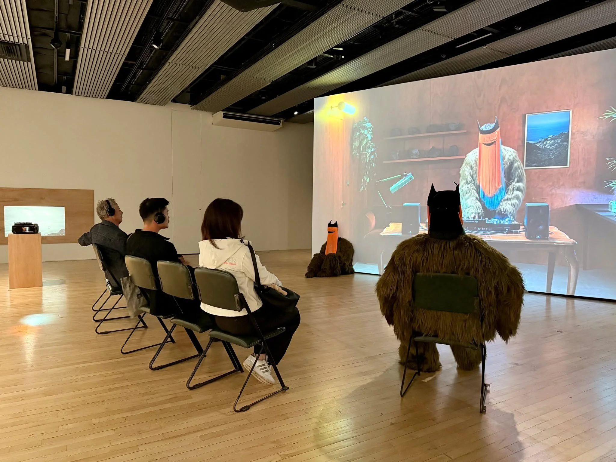 Taiwanese artist @val_lee_indeks 's first UK solo exhibition <Val Lee: The Presence of Solitude>, is now showing at Hayward Gallery.✨
Supported by Taiwan’s Ministry of Culture and RC Foundation, the exhibition brings together video, phot