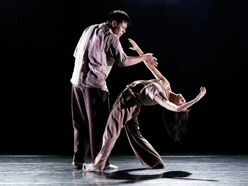 Taiwan&rsquo;s HUNG DANCE brings its acclaimed duet <Push and Pull> to @thecoronettheatre✨

🪭Choreographed by Lai Hung-chung, the work explores intimacy and independence. Inspired by Tai Chi and memories of his mother, it blends strength and s