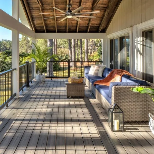 enh-pinehurst-006-rh-decking-sig-alum-bk-railing-rd-bal-bk-comp-sleeves-beauty-BKAR0636HRK_Media-Carousel.jpg
