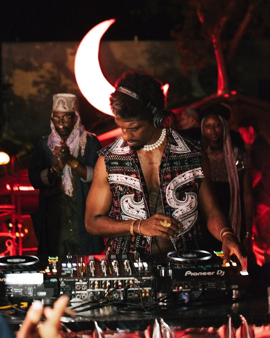 72 in Tulum 🏝️

People be talking crazy about Tulum, but in reality the land and the community there is beautiful. Definitely running it back.

Mil gracias @xeri_collective @veletamarket @belle_tropique @mr_wicho @neektulum and @elbodegontulum for h