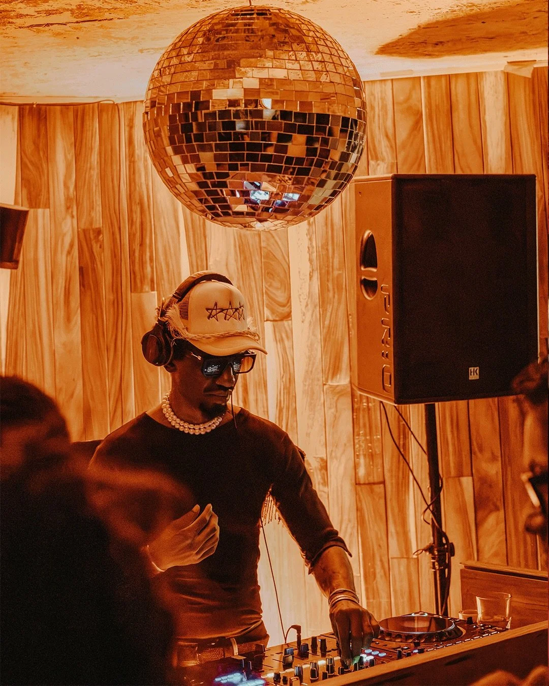 Ancestral vibes always w/ @casadeafro.ofc 🌍🌍🌍

📸 @irenas.jpeg 
📍 @ritmia.bar @tonal.tonal