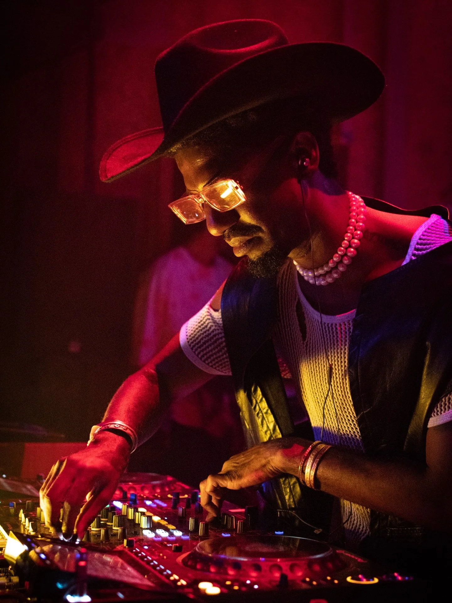 R&amp;B Forever vibes at the @freek.nu Lover&rsquo;s Lounge in collaboration with @drinks.first at @tonal.tonal 

@freek.nu is the first and only R&amp;B experience in Mexico City and I&rsquo;m always here for it. Dope music, beautiful people and pos