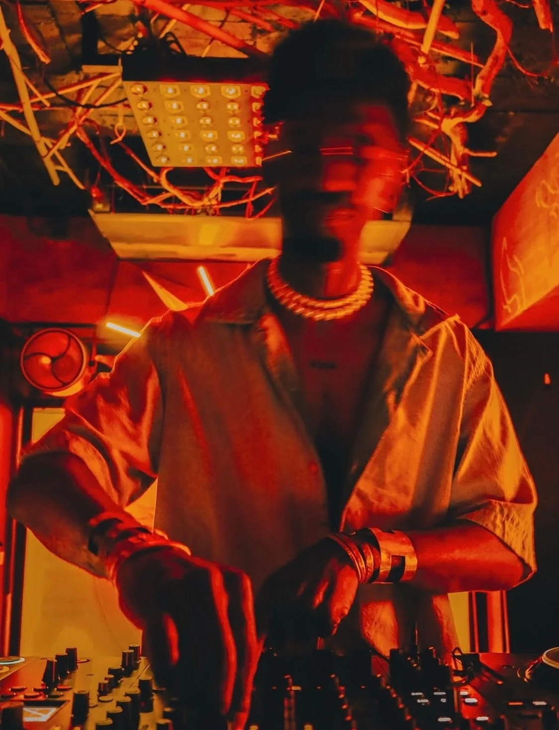 A few dreamy shots from my set for @darkotecax at @mulibar_ ✨🌐✨

Shout out to @raff.avant and the team for having me.

📸 @miaauu.jpg 

📸 @flexx_rr