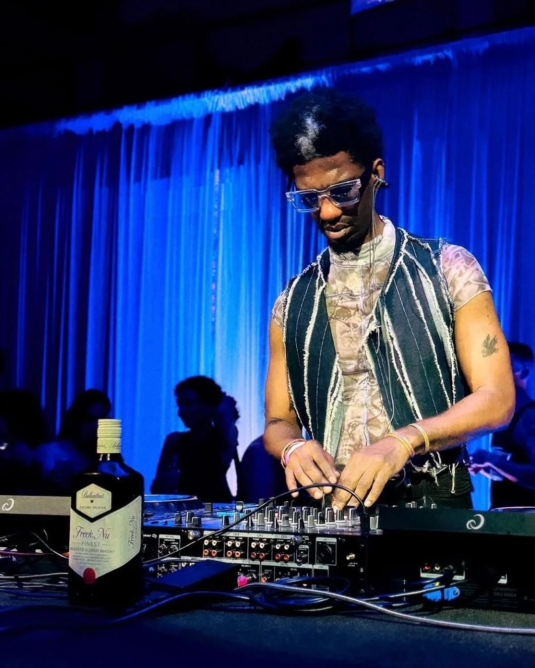 A glimpse into the incredible night I had spinning for the closing party of @colorsxstudios TONES of Mexico City with @freek.nu 🔥🔥🔥

1,000+ beautiful RSVPs pulled up for pure R&amp;B vibes at @sdesupremo , and @ballantines had the drinks flowing ?