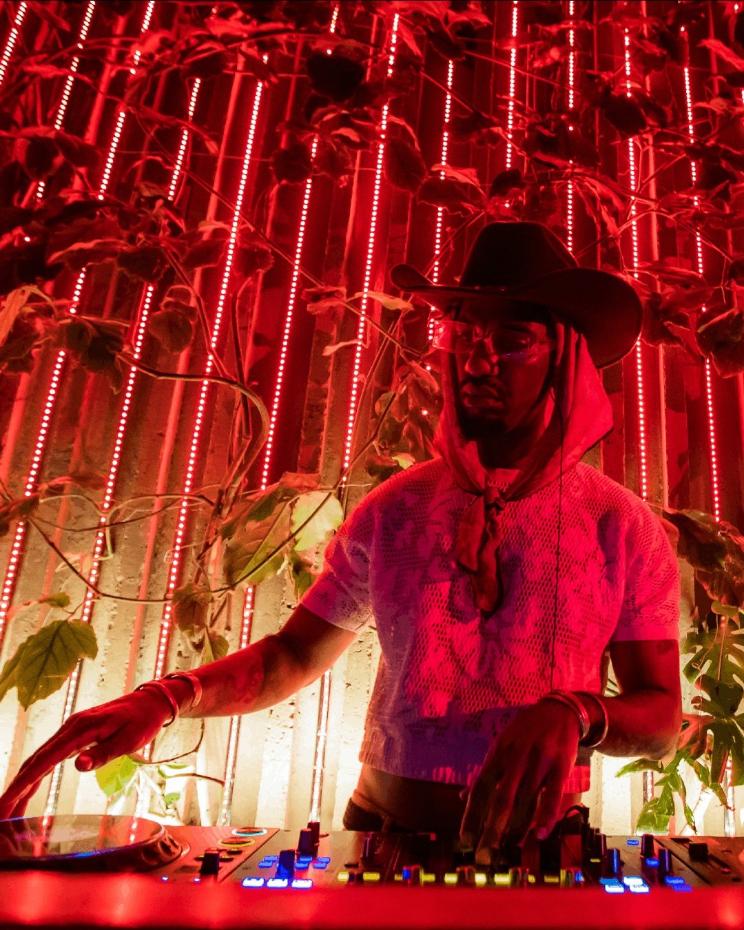 Last week we witnessed my brother @dyad.love put on a highly captivating live performance at @tonal.tonal with an incredible band featuring @sunru333 , @noehcebalse , @su_mundo_interior , @agustinayala.nitsugalaya , @poldrums , @jlewisviolin and @ren