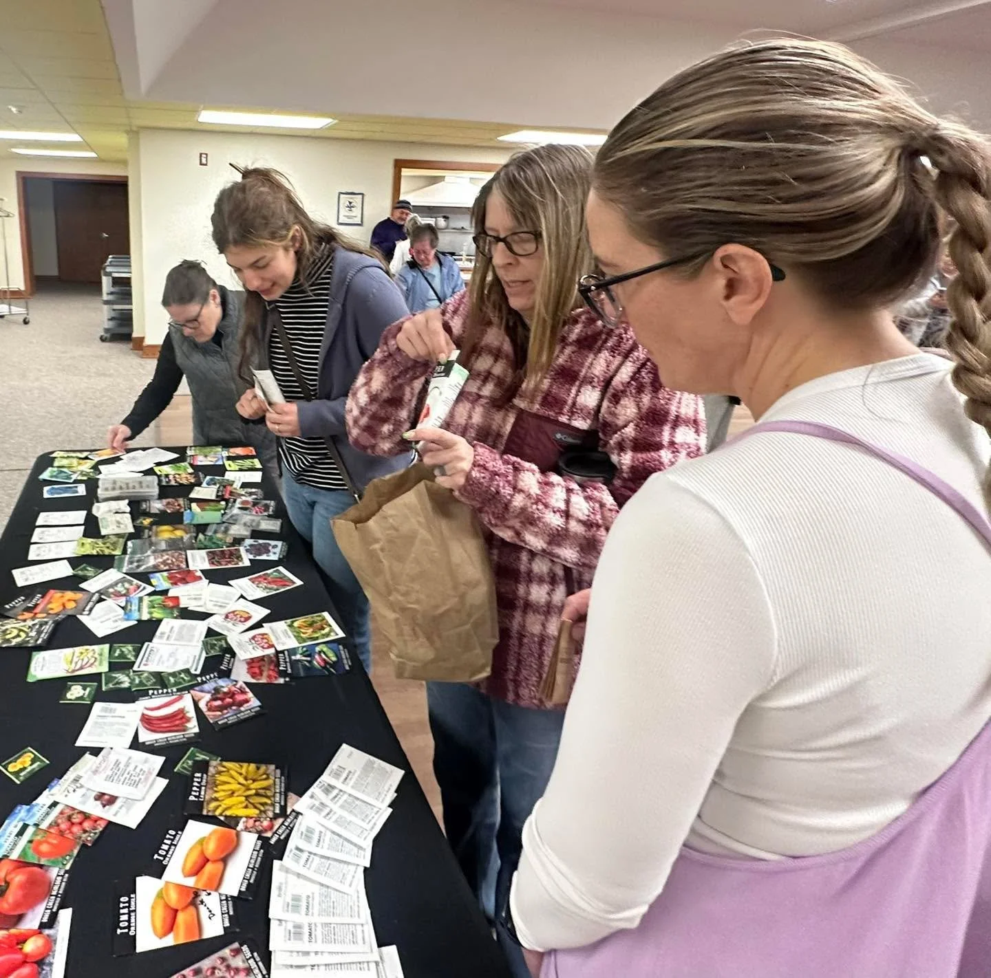 Great turnout at our 4th annual seed share today!  Good seeds are the foundation of every garden and thousands and thousands of seeds found their way into gardeners&rsquo; hands this morning.  Thanks to all who came out! 

#gardentips #localgrowers #