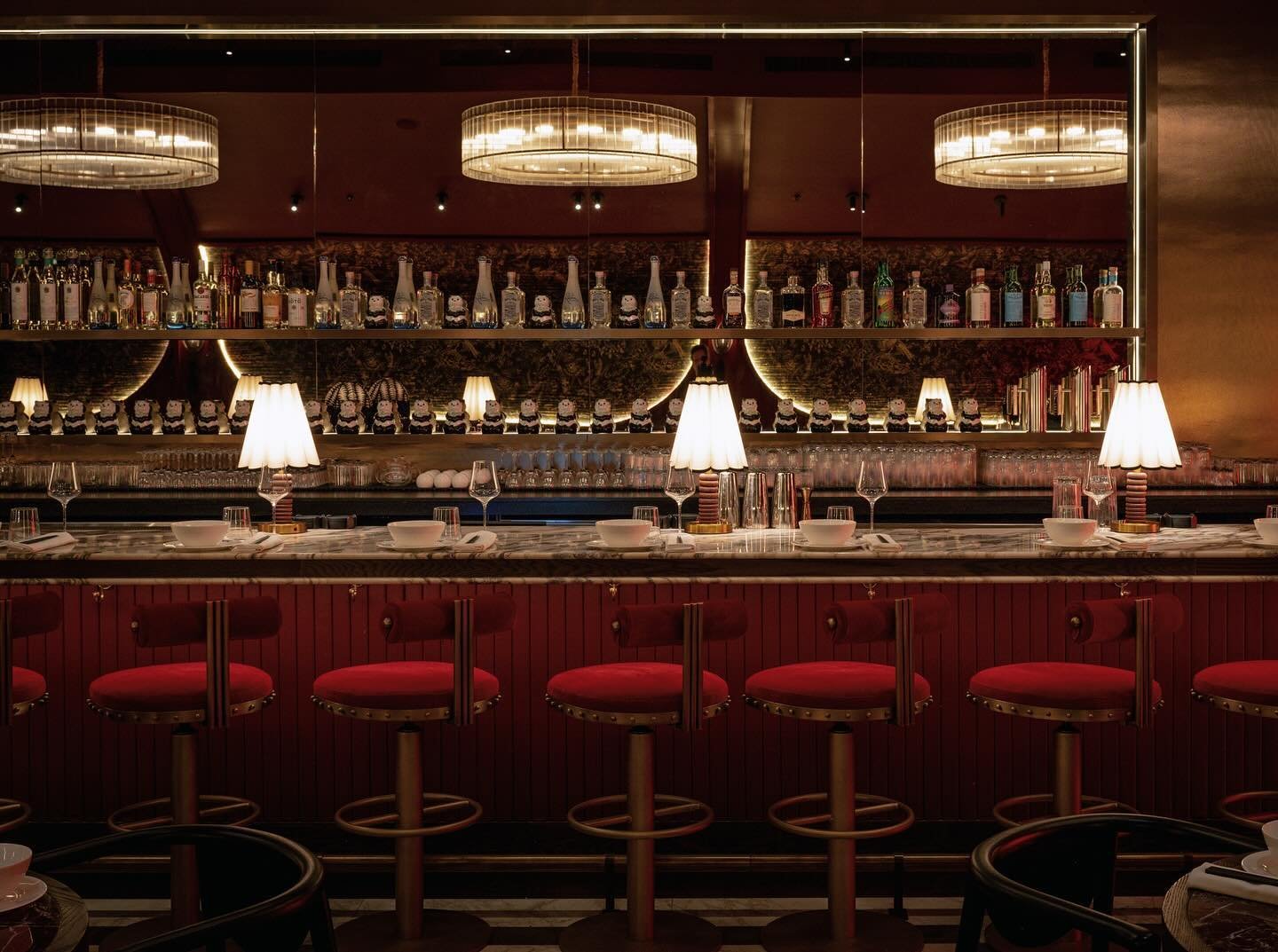 The bar of @mimichinesemiami ~ where tradition sips on modernity in a blend of bold elegance and playful sophistication. 

Lighting: Bespoke Designs with @universallightingco 
Stone: @moruzzisurfaces 
Stools: @toposworkshop 
Millwork: @rfp_designgrou