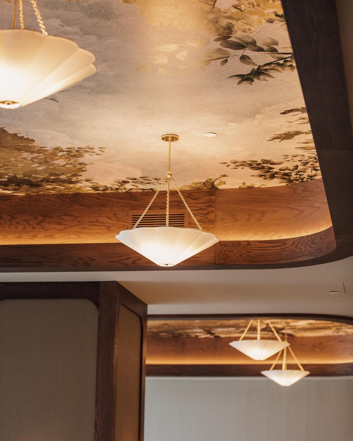 Shout out to my girl @_candicekaye_ for creating this stunning, bespoke ceiling mural @siamonoimontreal 

Our vision was to bring the lush piazza aesthetic of @hotelderussie into the interior ~ crafting a canopy that ties together the different seati