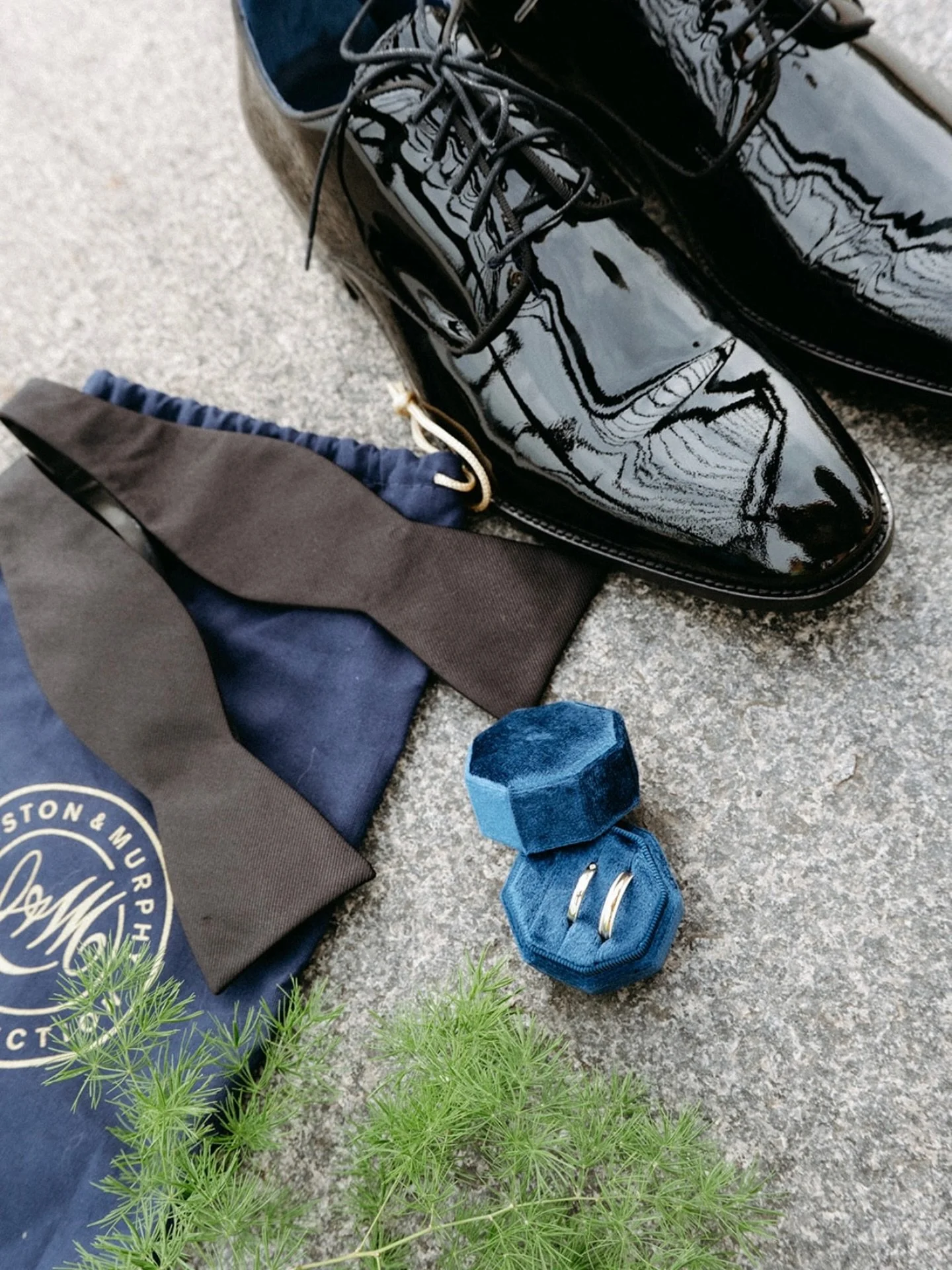 Grooms&hellip;this one&rsquo;s for you!

Don&rsquo;t let the wedding morning vibes catch you slipping! 

Save this checklist 👇

👞 Shoes
🧦 Socks
👔 Tie / bow tie
💍 Wedding bands
📜 Vows
🌿 Cologne
📱 Phone + charger
🥐 Snacks + water
 

📷: @hills
