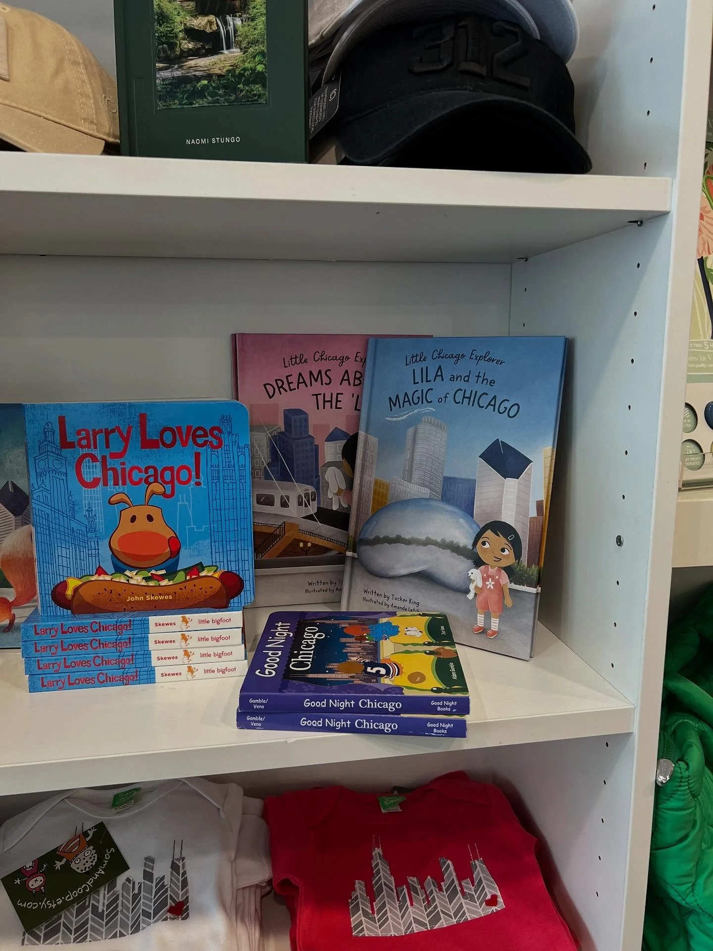 Such a cool moment&hellip; the Little Chicago Explorer books are officially out in the world! @smittenboutiqueshop is the first Chicago shop to carry them &mdash; and they&rsquo;re already close to selling out their first order. Stop by their West Lo