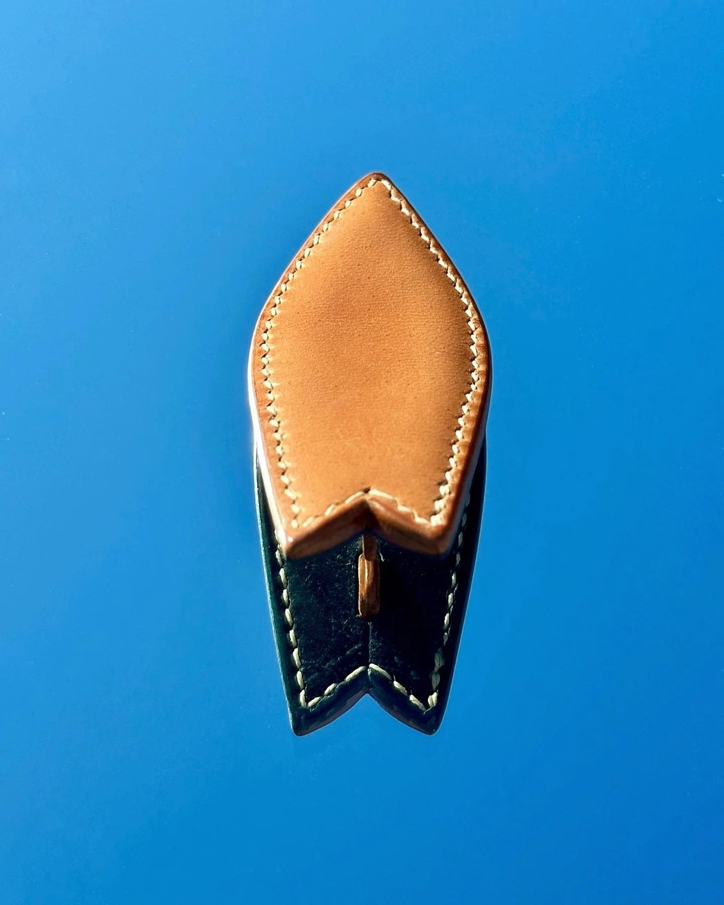 Surfing the skies 
A surfboard in glazed avancorpo and nationale pueblo

@aleatherstore 
@rocado_leather 
#badalassicarlo