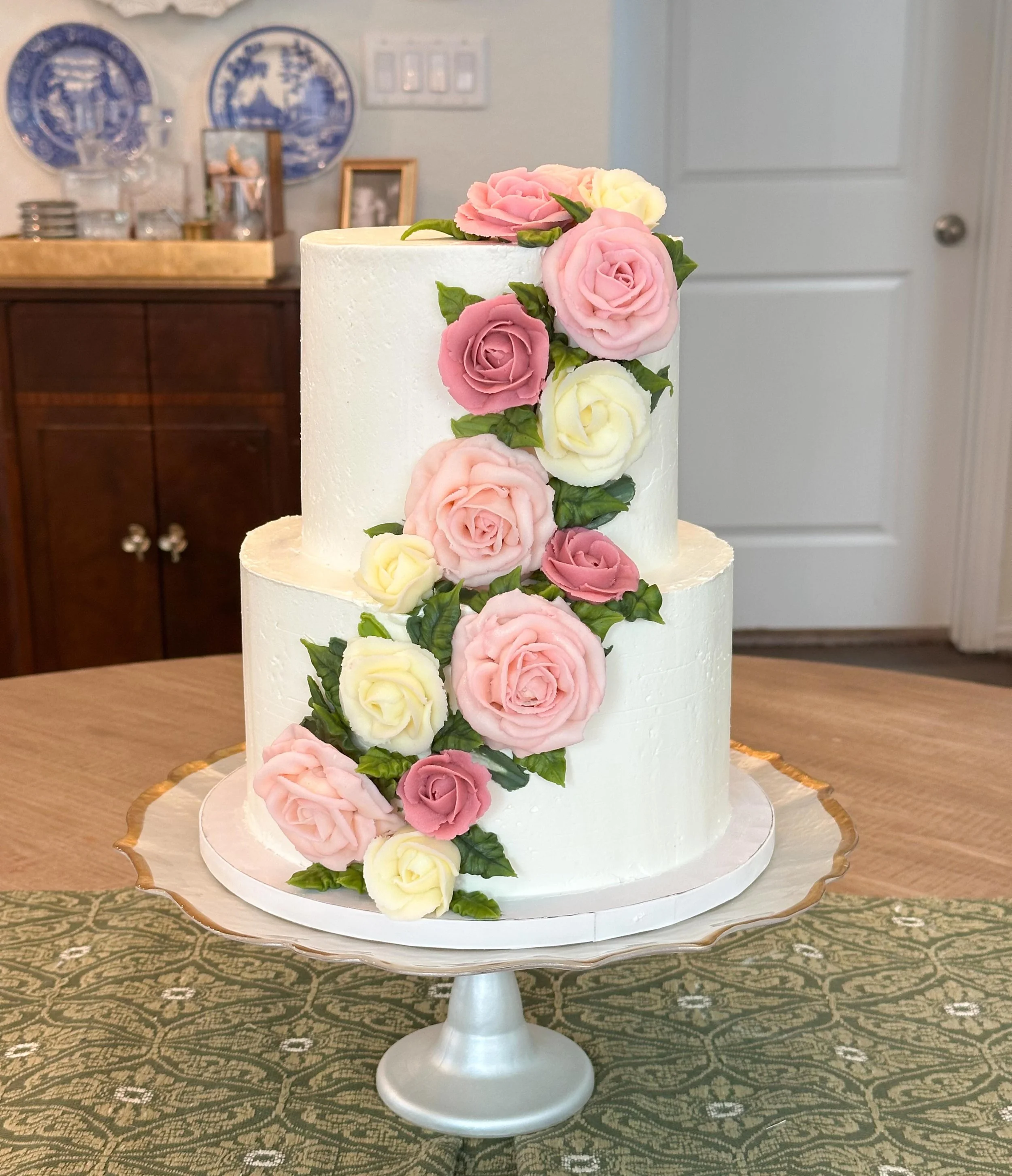 Buttercream roses will always steal the show 🌹