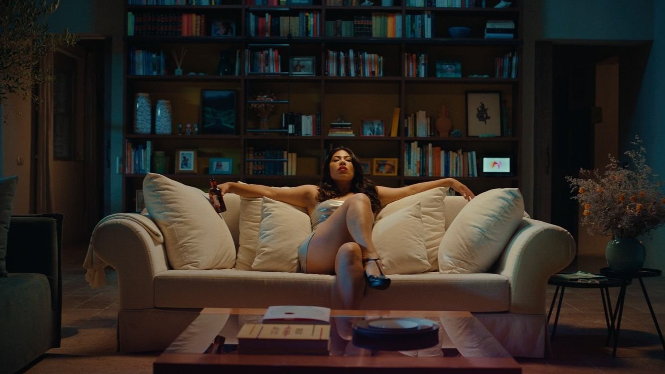 Η Σιωπηλή Καμαριέρα