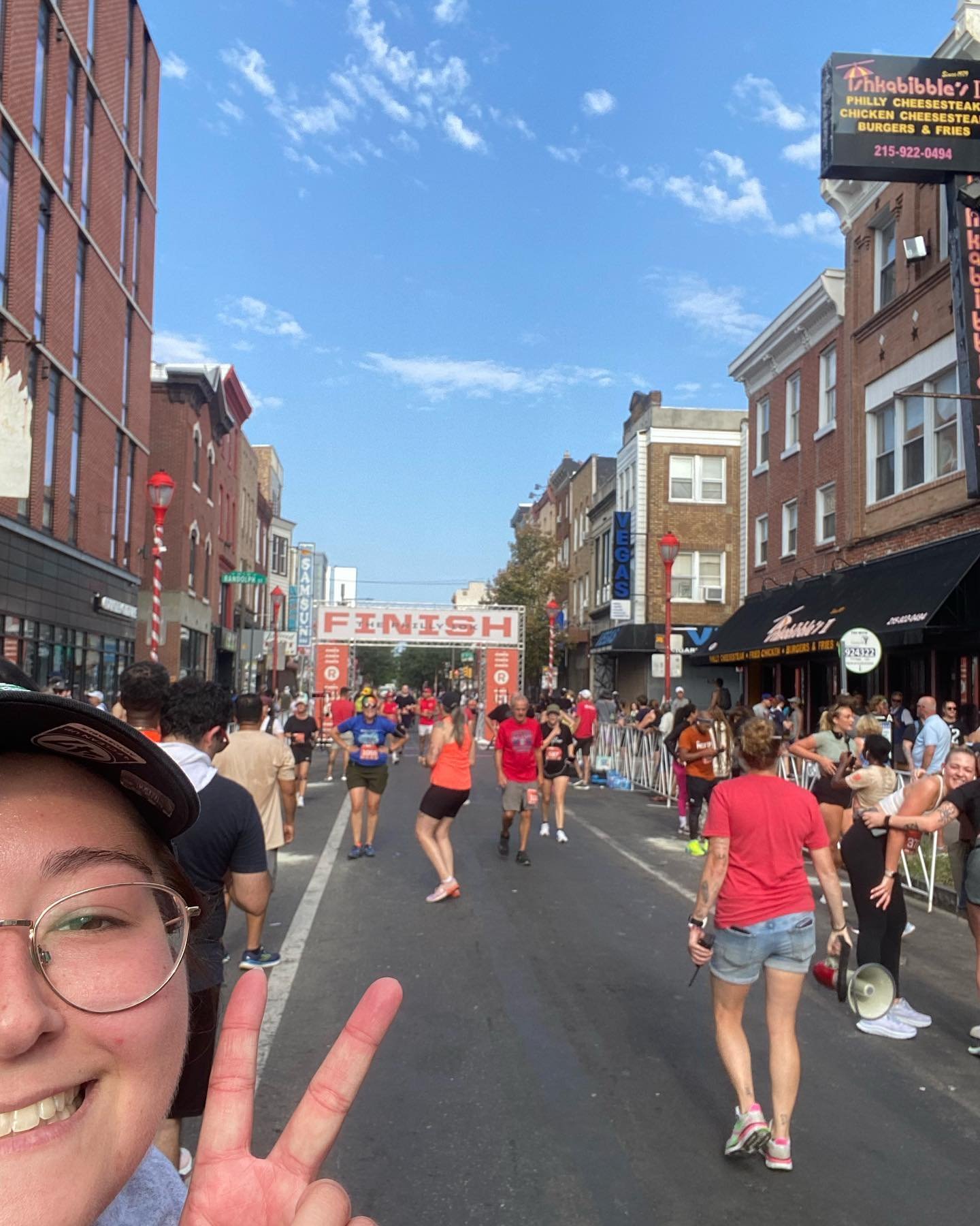 I RAN MY FIRST RACEEEE💪🏃&zwj;♀️ signed up for @thephilly10k and am so proud of myself for not only finishing but doing a pretty okay time??! I&rsquo;ve never been a runner but I wanted to do something for me, so I trained and worked and set a goal 