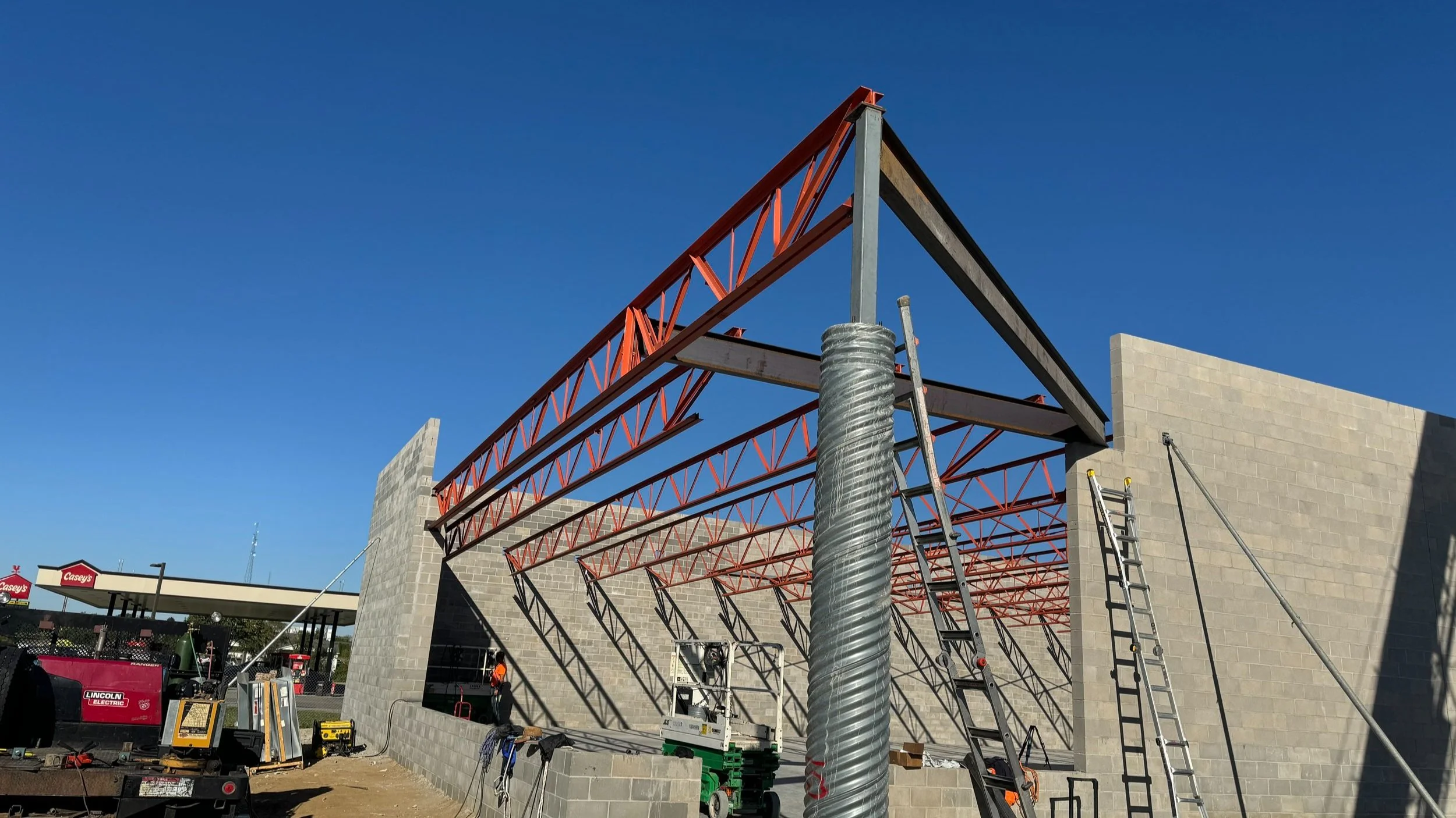 Oranssi carpenter using bench saw