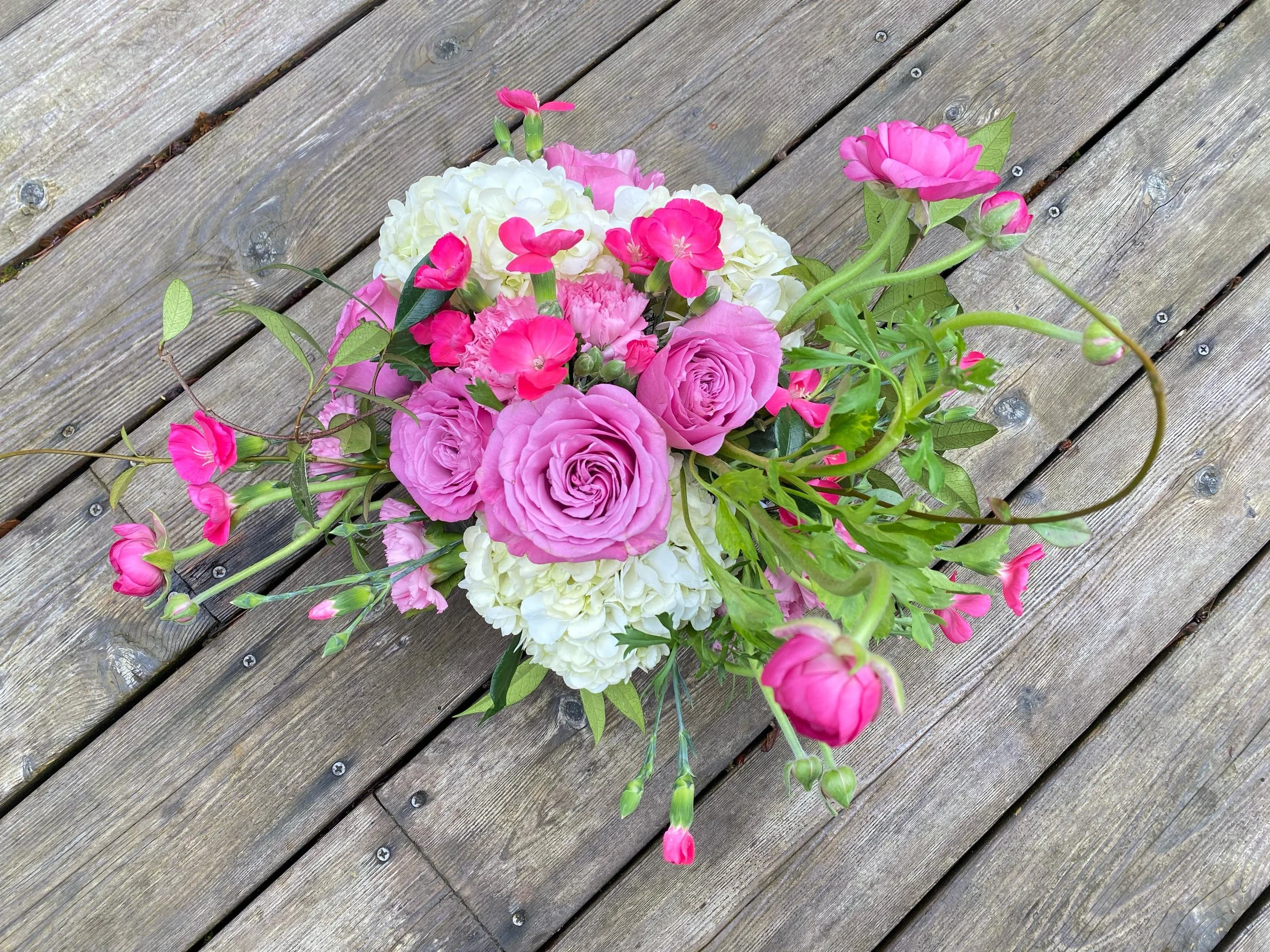 Centerpiece with fresh flowers.