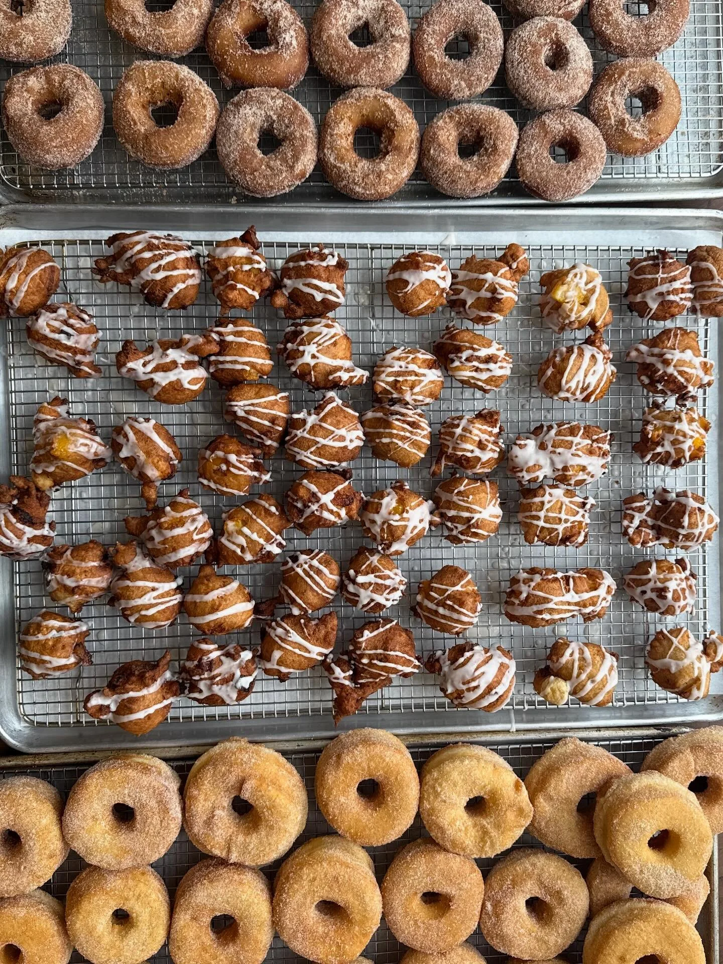 Stop by on Sunday at @chefshackgr from 9a-1p! Gonna be frying apple cider donuts all day long 😎🍎