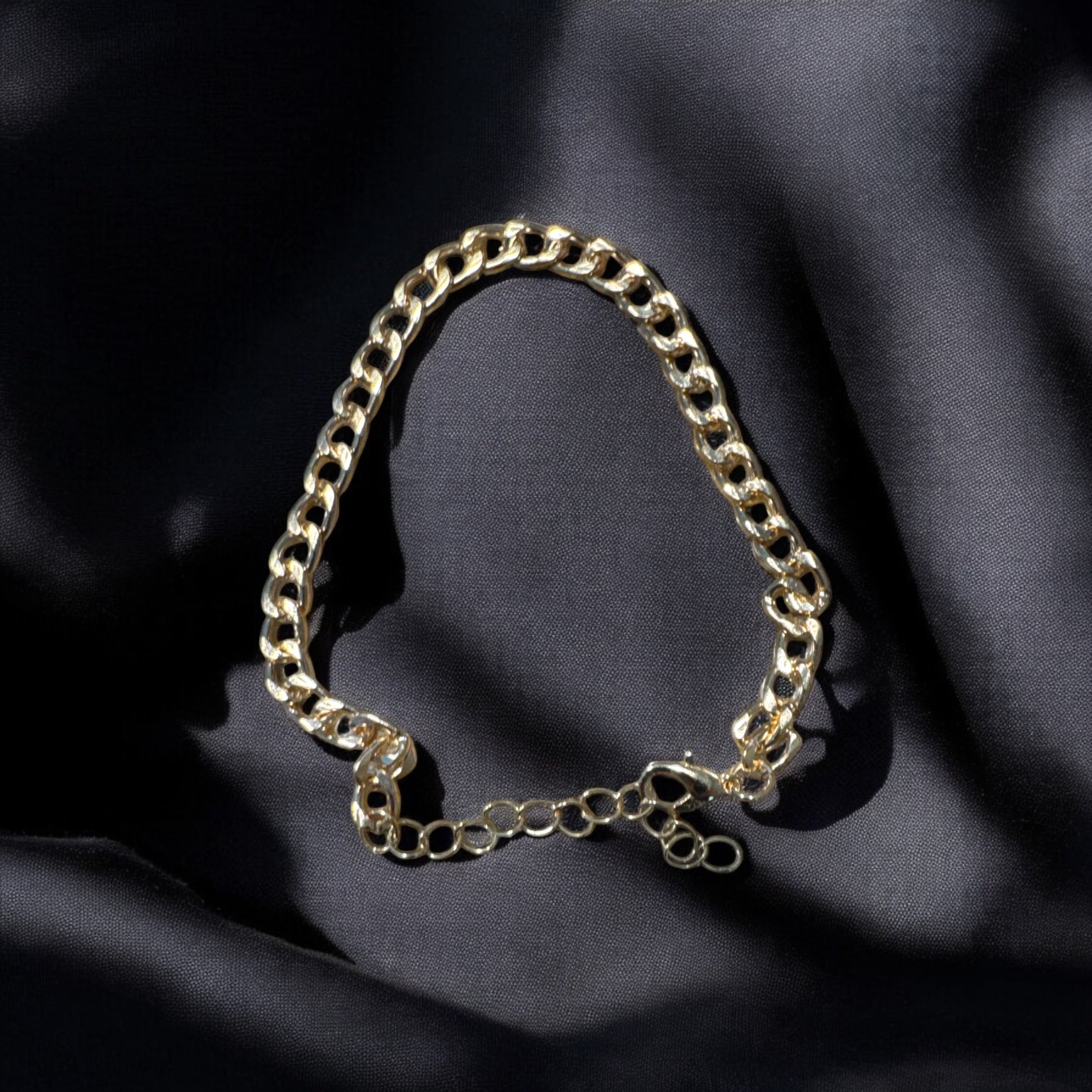 Item 630. Gold chain