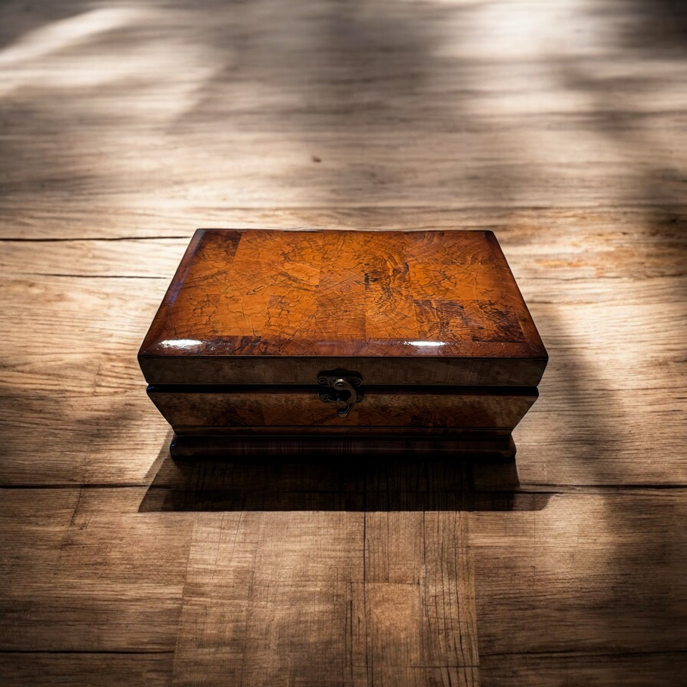 Item 583 Old World Box