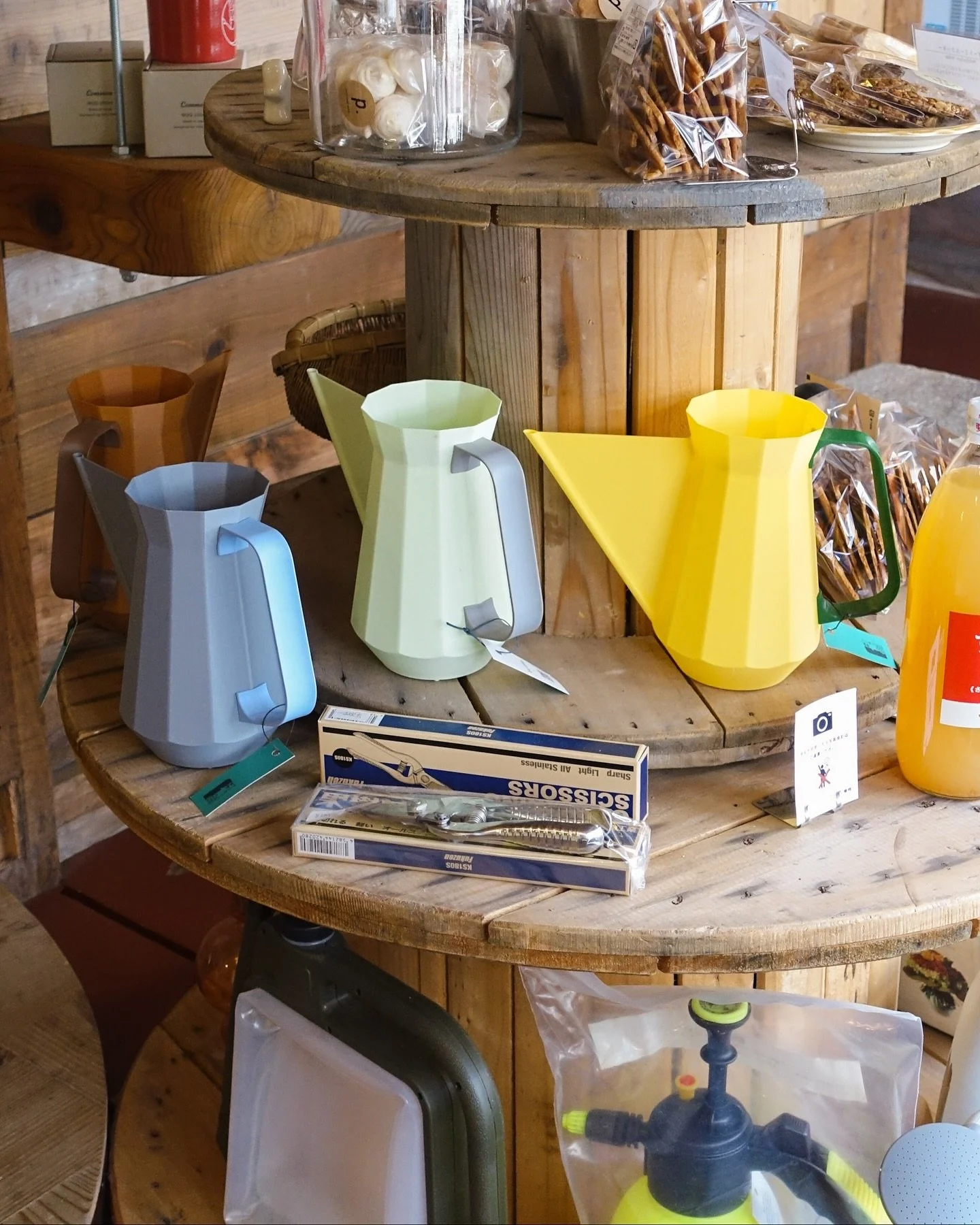 お盆休みを利用して、お世話になっているお店にご挨拶に行ってきました!
三重県いなべ市のフジモリ植物さん @fujimori_plants は、Fushigi ProductsのPrismじょうろ取り扱ってくださっているお花屋さんで古民家を改装した店舗で、Punkt Coffeeというカフェに併設されています。 植物だけでなく素敵な雑貨もたくさんあってとても楽しかったです!
何より、自分で作った商品が素敵に売られているのを見られて感無量でした…!
今後とも、どうぞよろしくお願いし