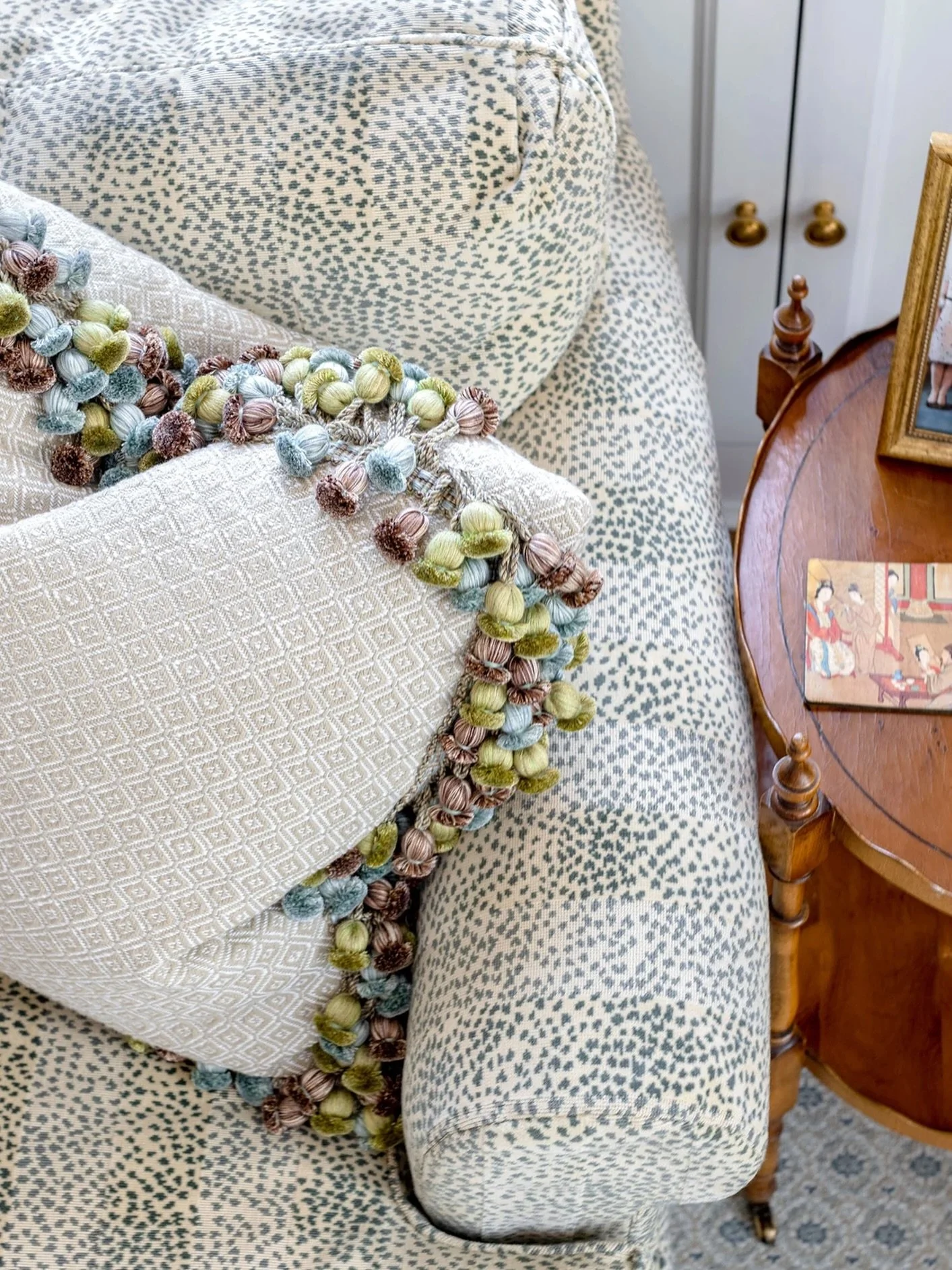 Subtle patterns, a combination of textures, and a little whimsy for good measure.

We love how this pairing of @cowtanandtout fabrics and @samuelandsons trim adds layered personality to the space in our 5th Ave apartment project. The tone-on-tone pal